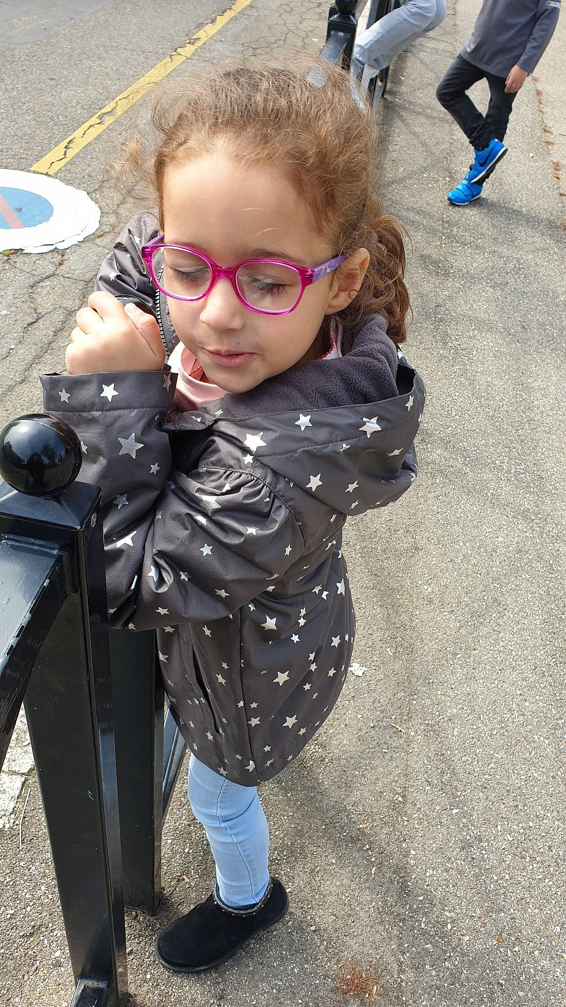 Sheila participe au concours pour gagner de l'argent avec cette photo : child, cool, eyewear, fun, glasses, jacket, person, photography, plant, play, public_space, recreation, skin, smile, sunglasses, toddler, vacation, vision_care
