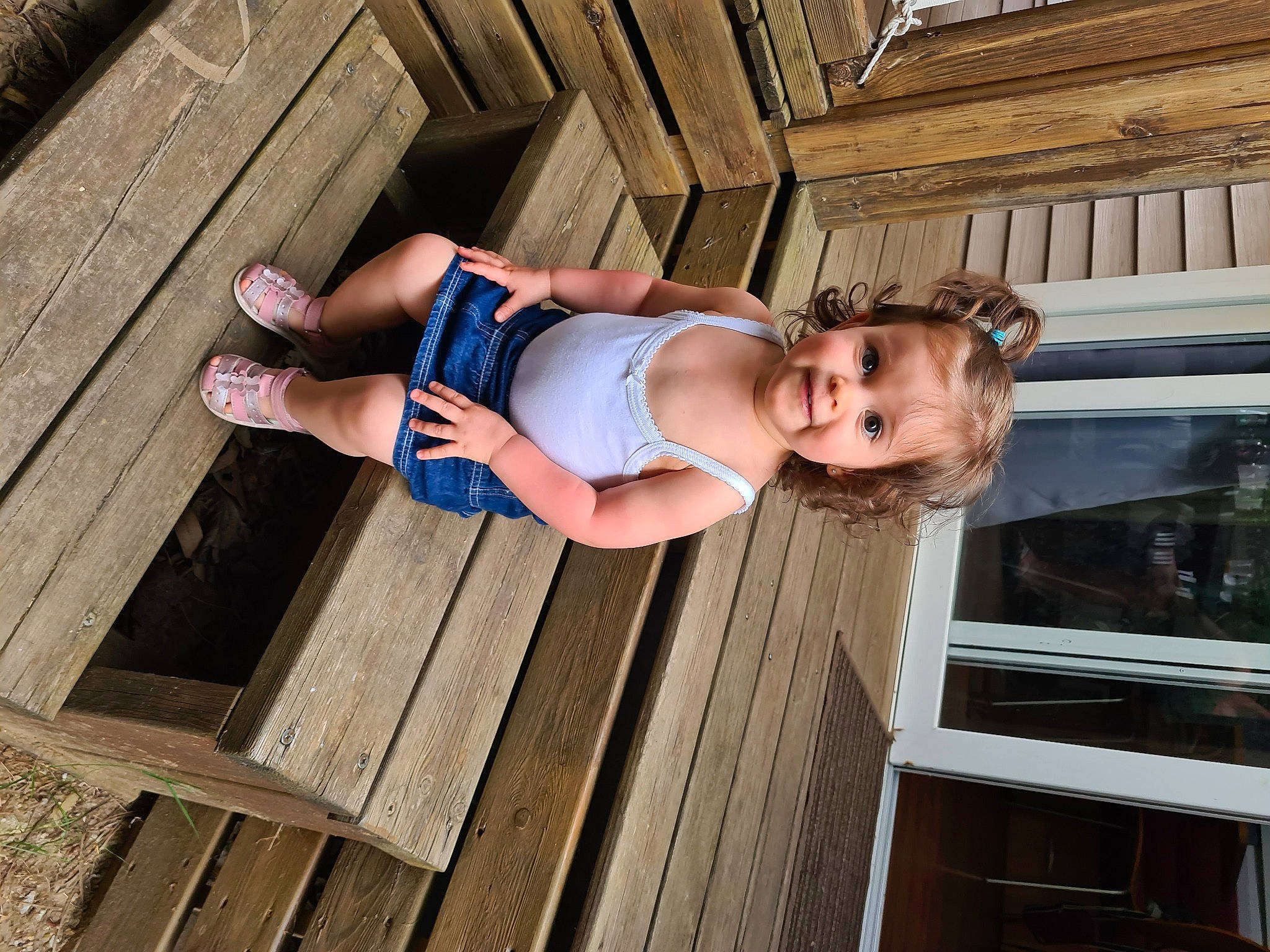 Axelle participe au concours pour gagner de l'argent avec cette photo : leg, person, wood