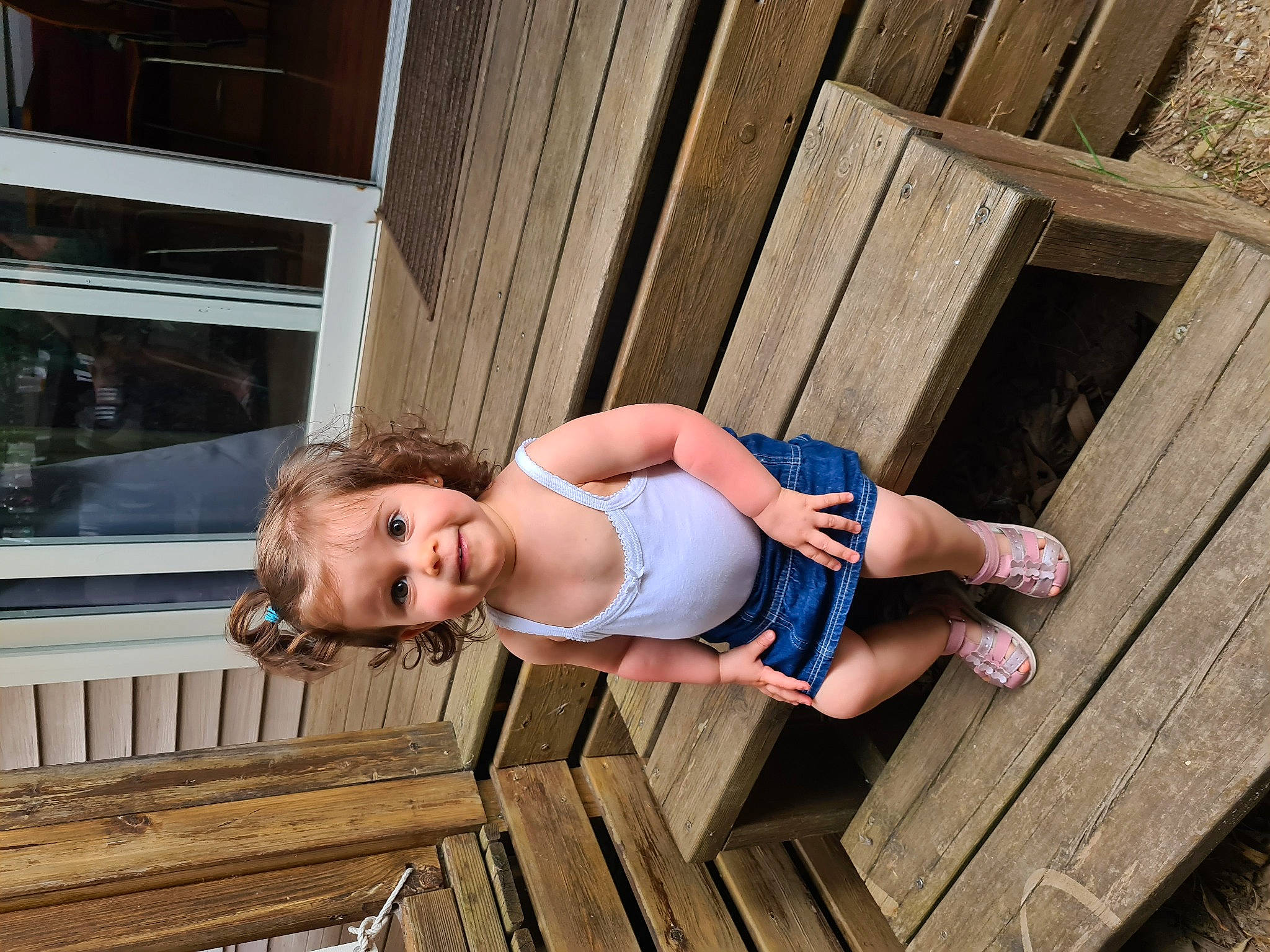 Axelle a rejoint le concours — aidez-le/la à gagner de superbes lots ! child, person, wood