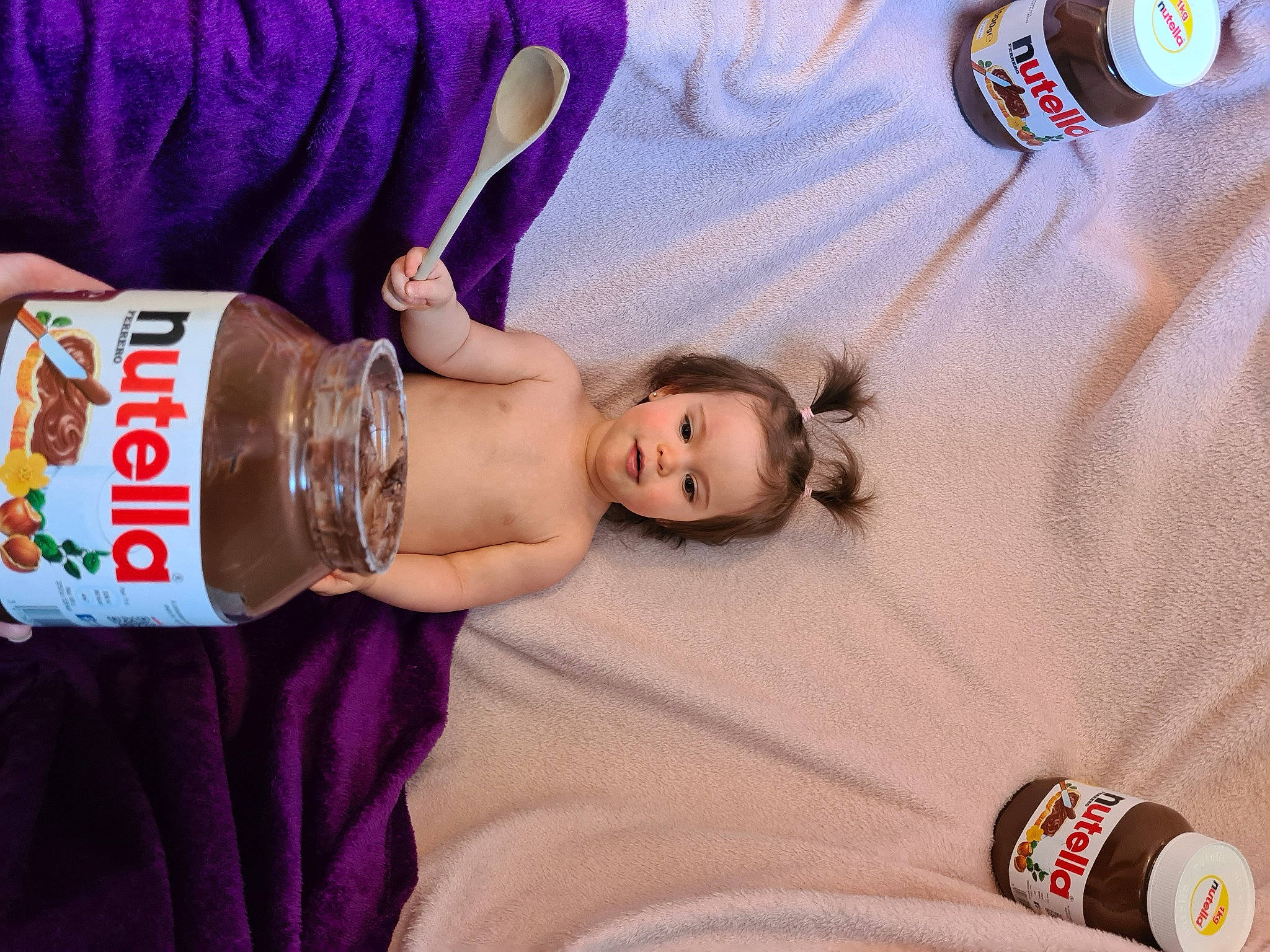 Axelle a rejoint le concours — aidez-le/la à gagner de superbes lots ! baby, child, drink, fun, hand, person