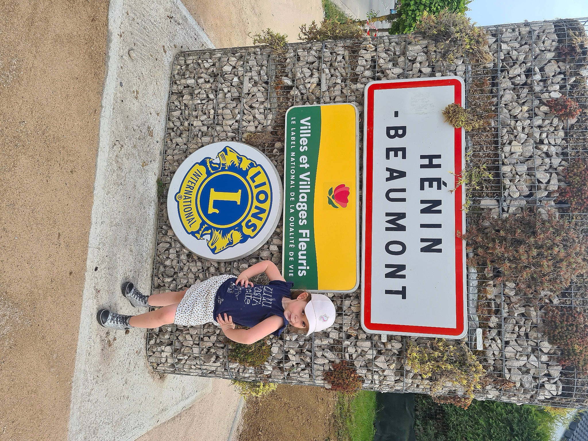 Ellie a rejoint le concours — aidez-le/la à gagner de superbes lots ! headwear, person, plant, rock, sign, signage, tree, vacation