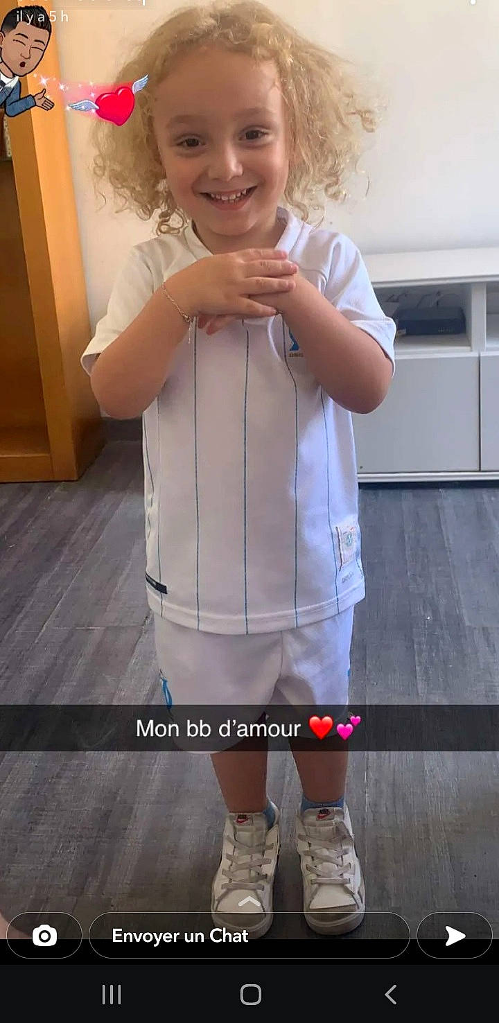 Sinay participe au concours pour gagner de l'argent avec cette photo : baby_toddler_clothing, elbow, finger, gesture, happy, human_body, joint, joy, knee, leg, person, shoulder, skin, sleeve, smile, sportswear, standing, thigh, thumb, toddler