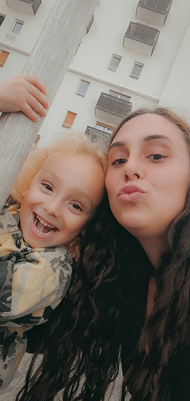 Sinay a rejoint le concours — aidez-le/la à gagner de superbes lots ! blond, cheek, child, chin, close_up, event, eyebrow, eyelash, fun, gesture, happy, iris, joy, lip, mouth, neck, nose, person, selfie, skin