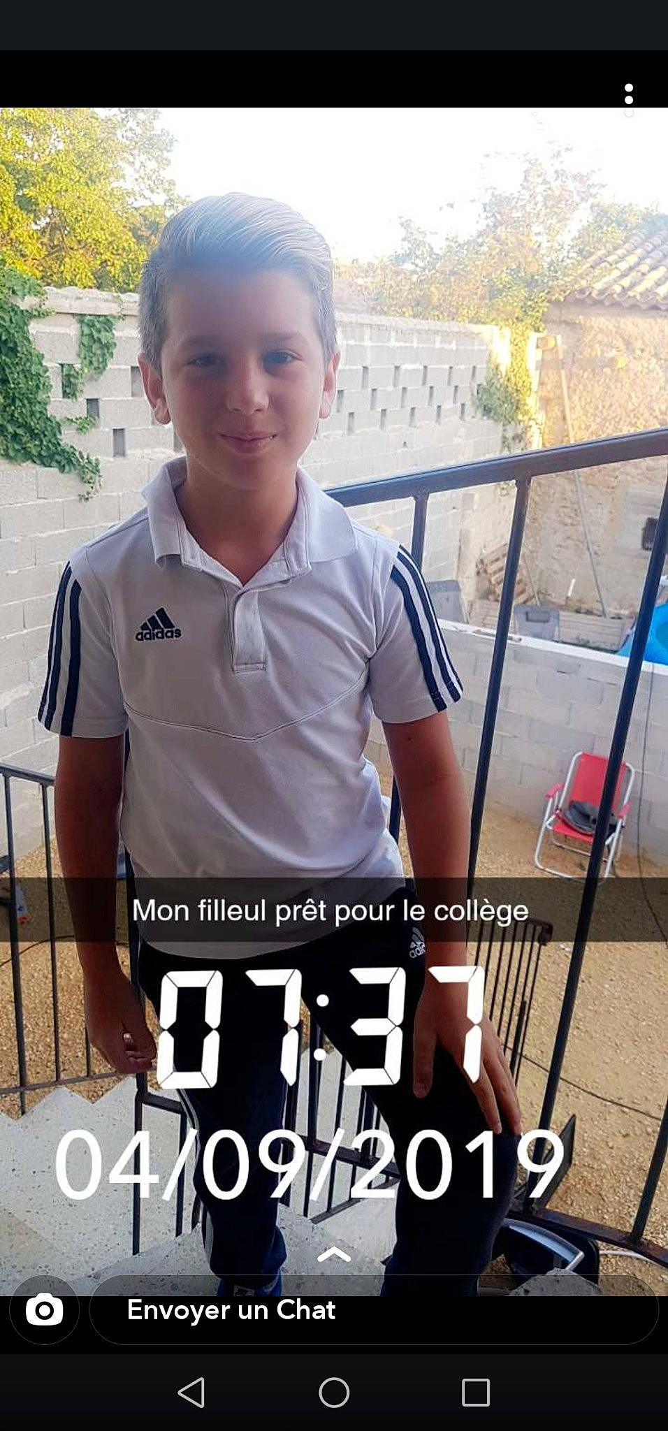 Lorenzo participe au concours pour gagner de l'argent avec cette photo : child, joy, person, photo_caption, school_uniform, t_shirt, uniform