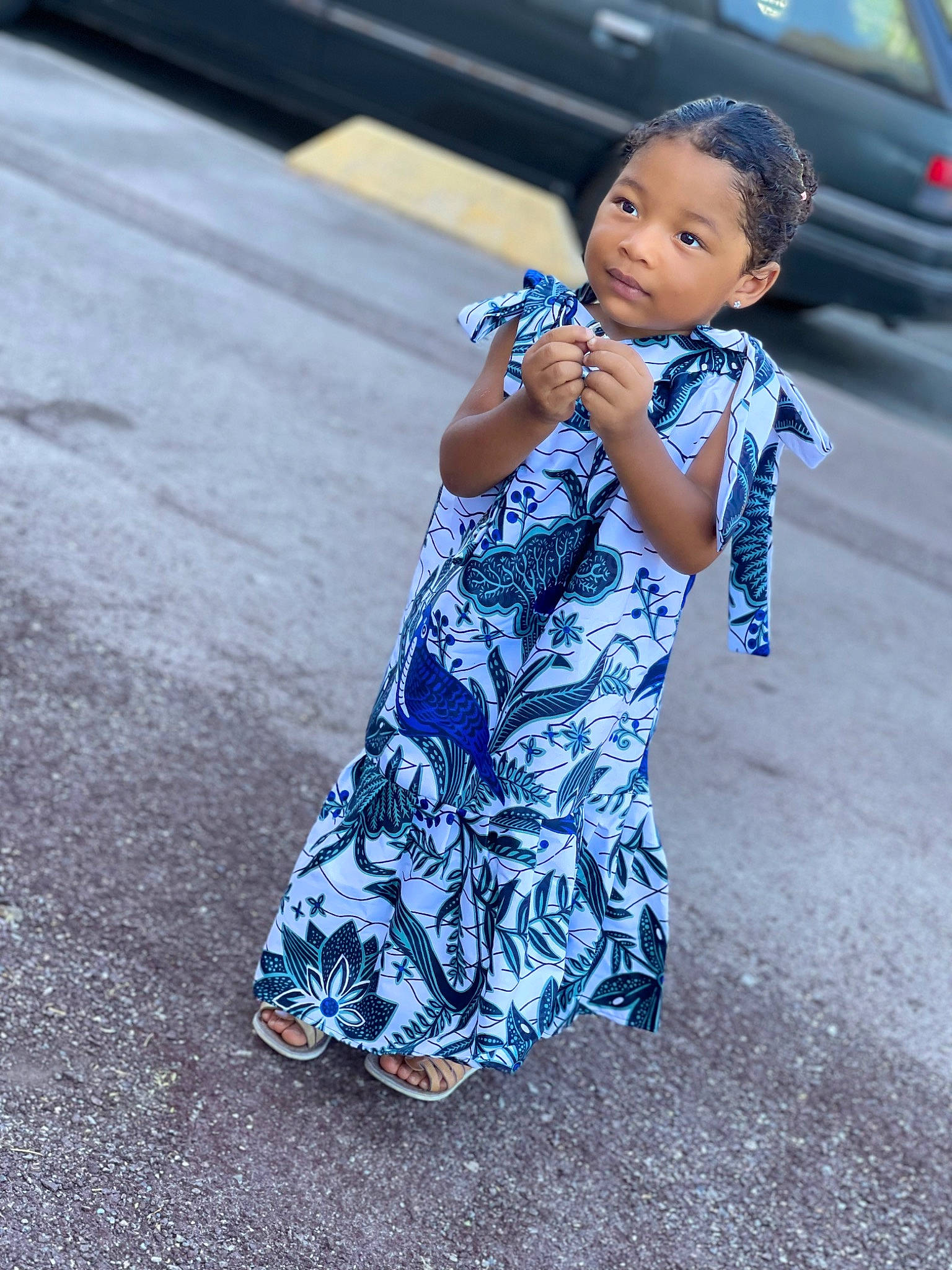 Viktoria a rejoint le concours — aidez-le/la à gagner de superbes lots ! asphalt, child, city, cool, dress, electric_blue, family_car, flash_photography, fun, happy, leisure, person, portrait_photography, recreation, road, sandal, sitting, street, toddler, tradition