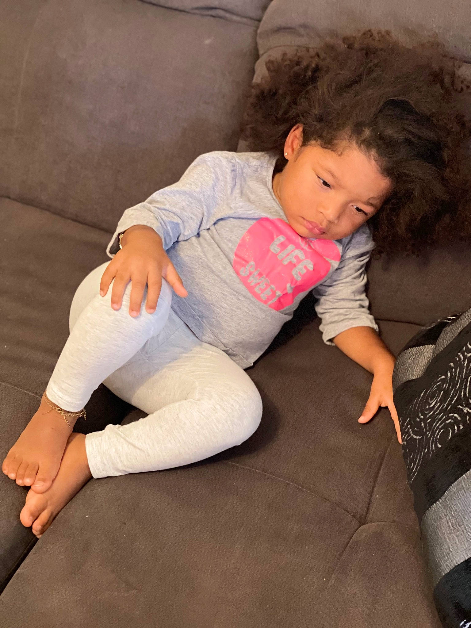 Viktoria a rejoint le concours — aidez-le/la à gagner de superbes lots ! baby, black_hair, comfort, cool, elbow, finger, flash_photography, floor, flooring, gesture, happy, joint, knee, leg, person, shoulder, skin, sleeve, thigh, toddler