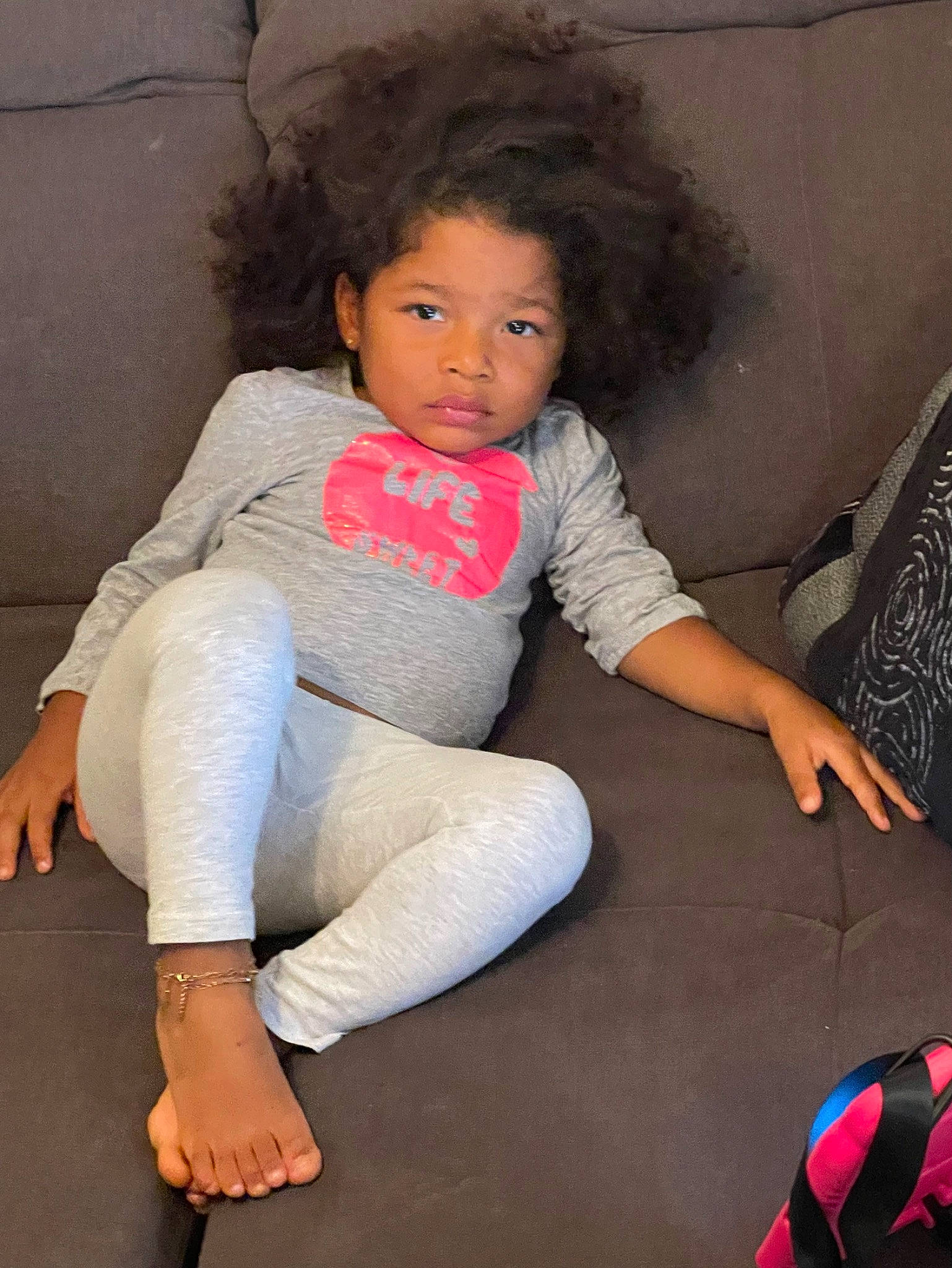 Viktoria a rejoint le concours — aidez-le/la à gagner de superbes lots ! arm, barefoot, comfort, elbow, finger, flash_photography, flooring, foot, fun, hairstyle, human_leg, joint, knee, lap, leg, person, shoulder, skin, thigh, trunk