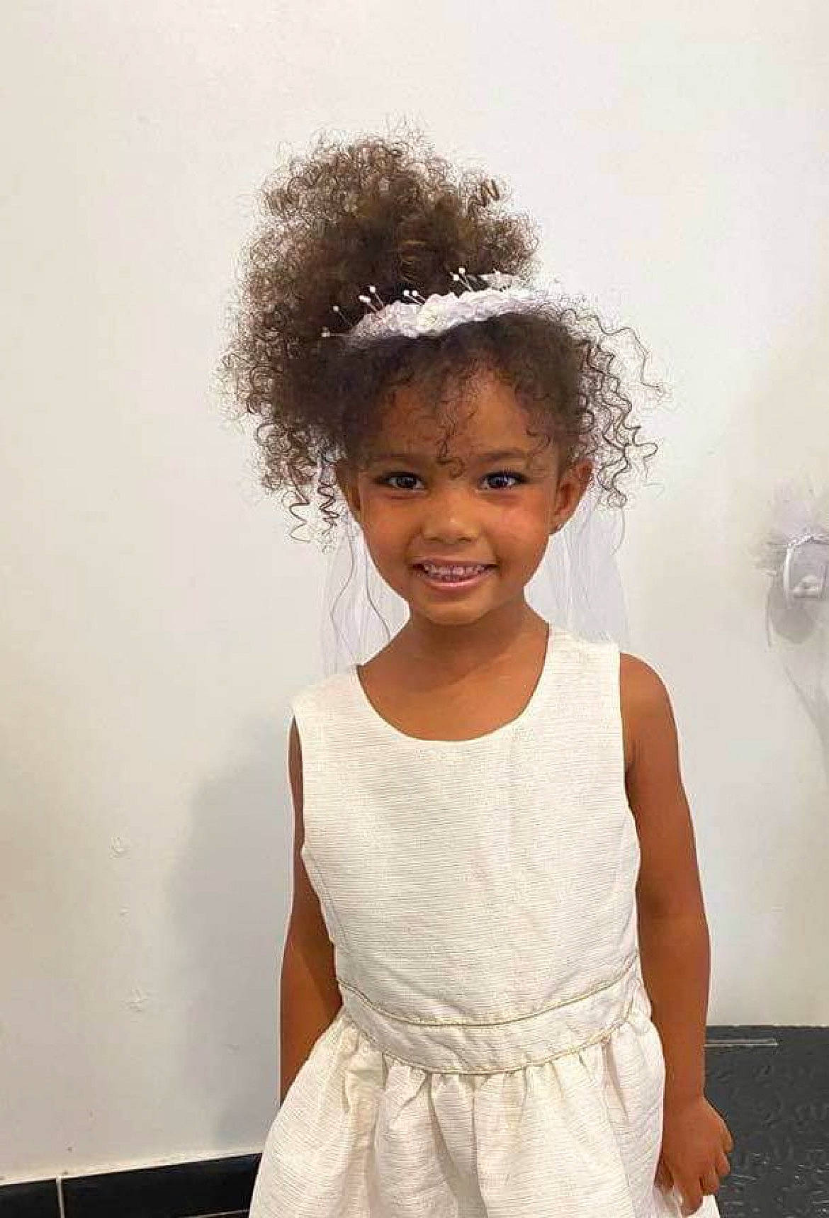 Maelia a rejoint le concours — aidez-le/la à gagner de superbes lots ! afro, baby_toddler_clothing, black_hair, child, chin, day_dress, embellishment, fashion_accessory, fashion_design, flash_photography, fun, gesture, hairstyle, happy, headgear, joy, one_piece_garment, person, skin, sleeve