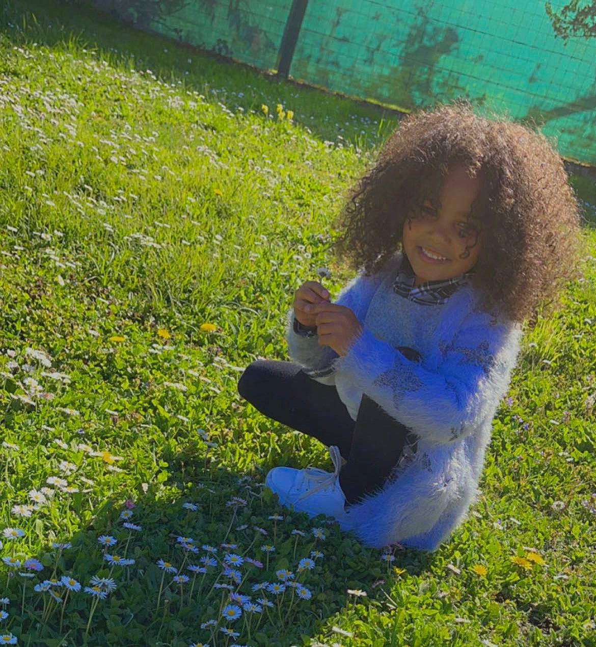 Maelia a rejoint le concours — aidez-le/la à gagner de superbes lots ! art, electric_blue, flowering_plant, fun, grass, grass_family, grassland, groundcover, happy, joy, lawn, leaf, leisure, meadow, people_in_nature, person, petal, plant, shrub, smile