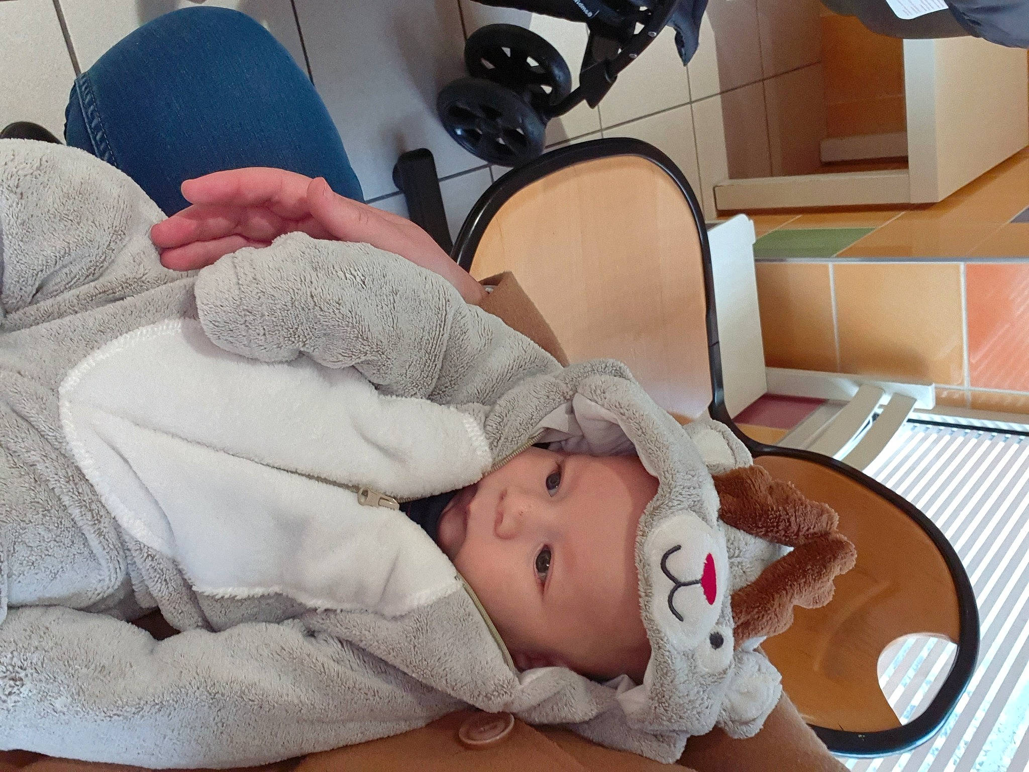 Joseph Alexandre participe au concours pour gagner de l'argent avec cette photo : armrest, baby, baby_products, baby_safety, baby_sleeping, baby_toddler_clothing, box, cardboard, comfort, headwear, health_care, hospital_bed, medical, medical_equipment, medical_procedure, patient, person, service, shipping_box