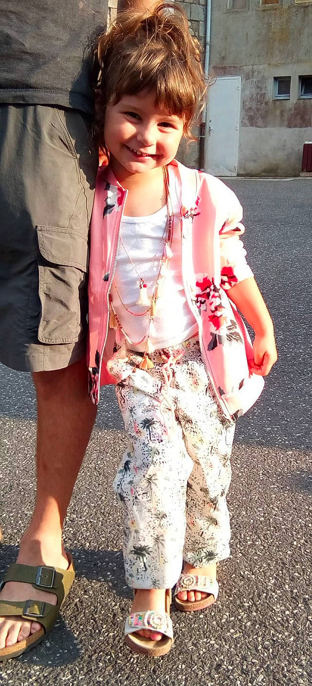 Diane participe au concours pour gagner de l'argent avec cette photo : child, child_model, cool, costume, denim, fashion, fun, girl, jeans, joy, outerwear, person, pink, shoe, skin, snapshot, textile, toddler, trousers