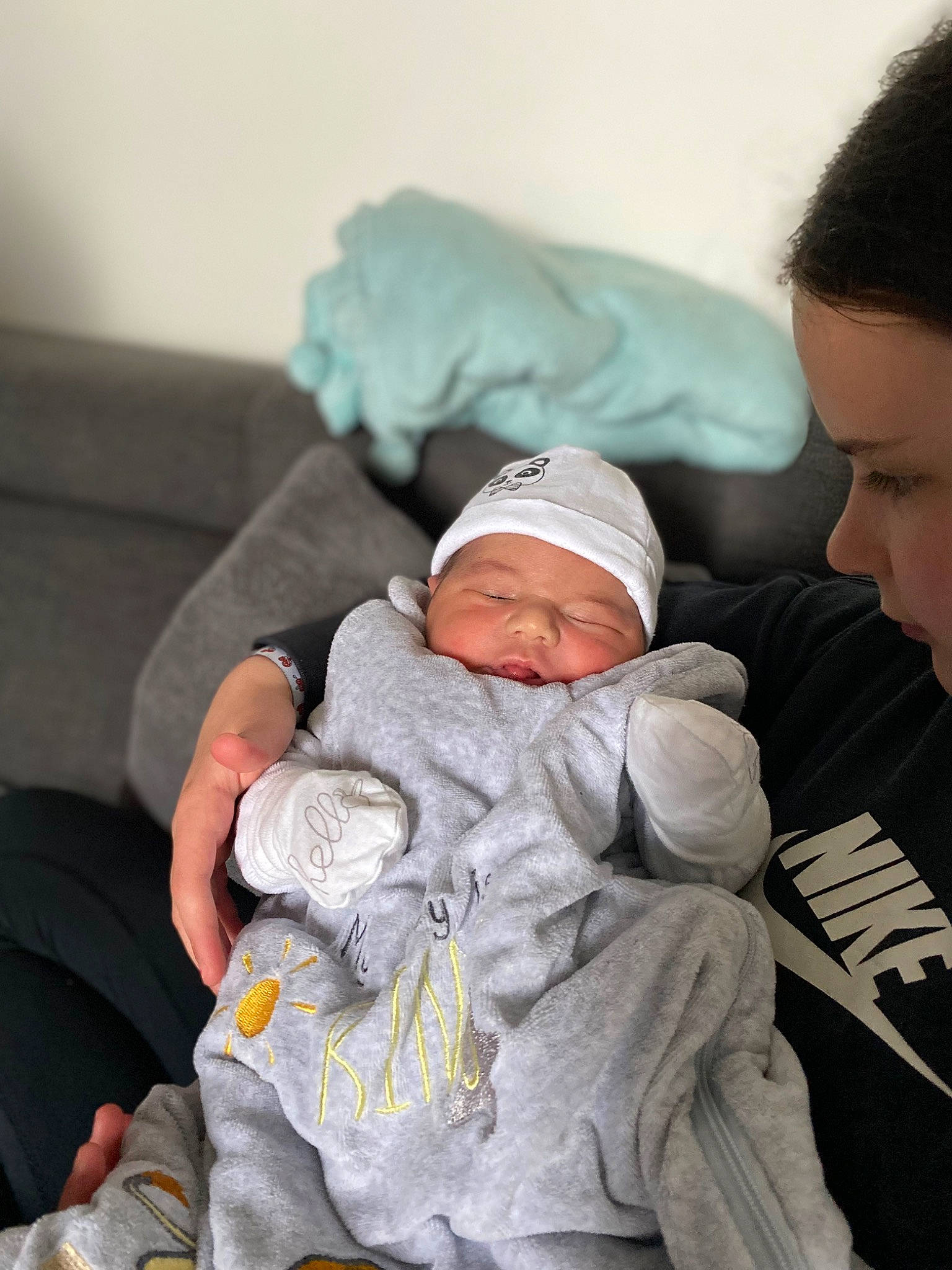 Melina participe au concours pour gagner de l'argent avec cette photo : baby, baby_products, baby_sleeping, baby_toddler_clothing, cap, cheek, child, comfort, couch, hat, headwear, lap, linens, mouth, nap, person, room, service, sitting, sleep