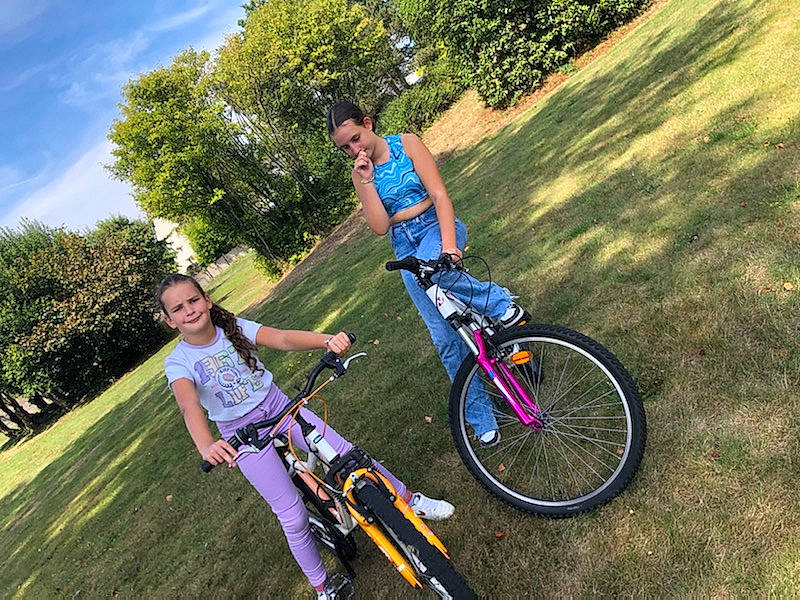 Melina participe au concours pour gagner de l'argent avec cette photo : automotive_tire, bicycle, bicycle_clothing, bicycle_fork, bicycle_frame, bicycle_handlebar, bicycle_part, bicycle_saddle, bicycle_stem, bicycle_tire, bicycle_wheel, bicycles_equipment_and_supplies, crankset, helmet, joy, nature, people_in_nature, person, plant, sports_equipment