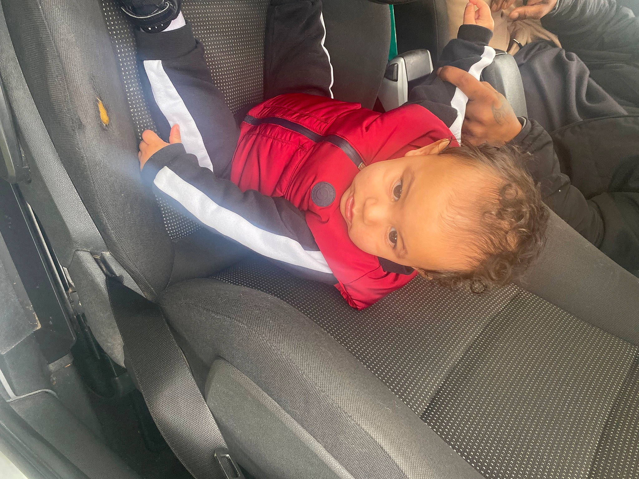 Maylan participe au concours pour gagner de l'argent avec cette photo : auto_part, automotive_design, automotive_exterior, baby, baby_products, car, car_seat, car_seat_cover, comfort, family_car, head_restraint, luxury_vehicle, motor_vehicle, person, seat_belt, steering_part, steering_wheel, toddler, vehicle, vehicle_door