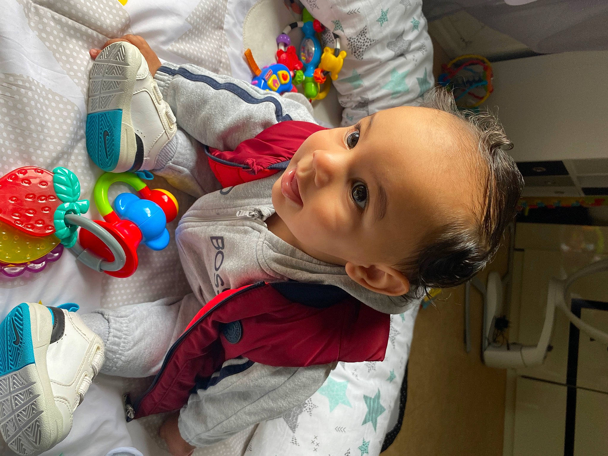 Maylan participe au concours pour gagner de l'argent avec cette photo : baby, baby_products, baby_toddler_clothing, carmine, cheek, child, comfort, event, fun, happy, holiday, linens, pattern, person, play, room, sitting, sleeve, smile, t_shirt