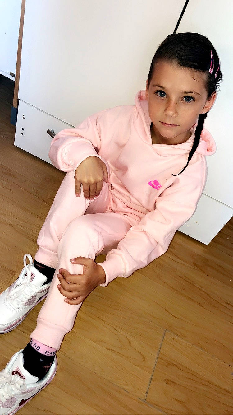 Mya a rejoint le concours — aidez-le/la à gagner de superbes lots ! baby_toddler_clothing, comfort, dress_shirt, elbow, face, flooring, foot, hardwood, human_leg, joint, knee, leg, person, sitting, skin, sleeve, sock, thigh, thumb, toddler