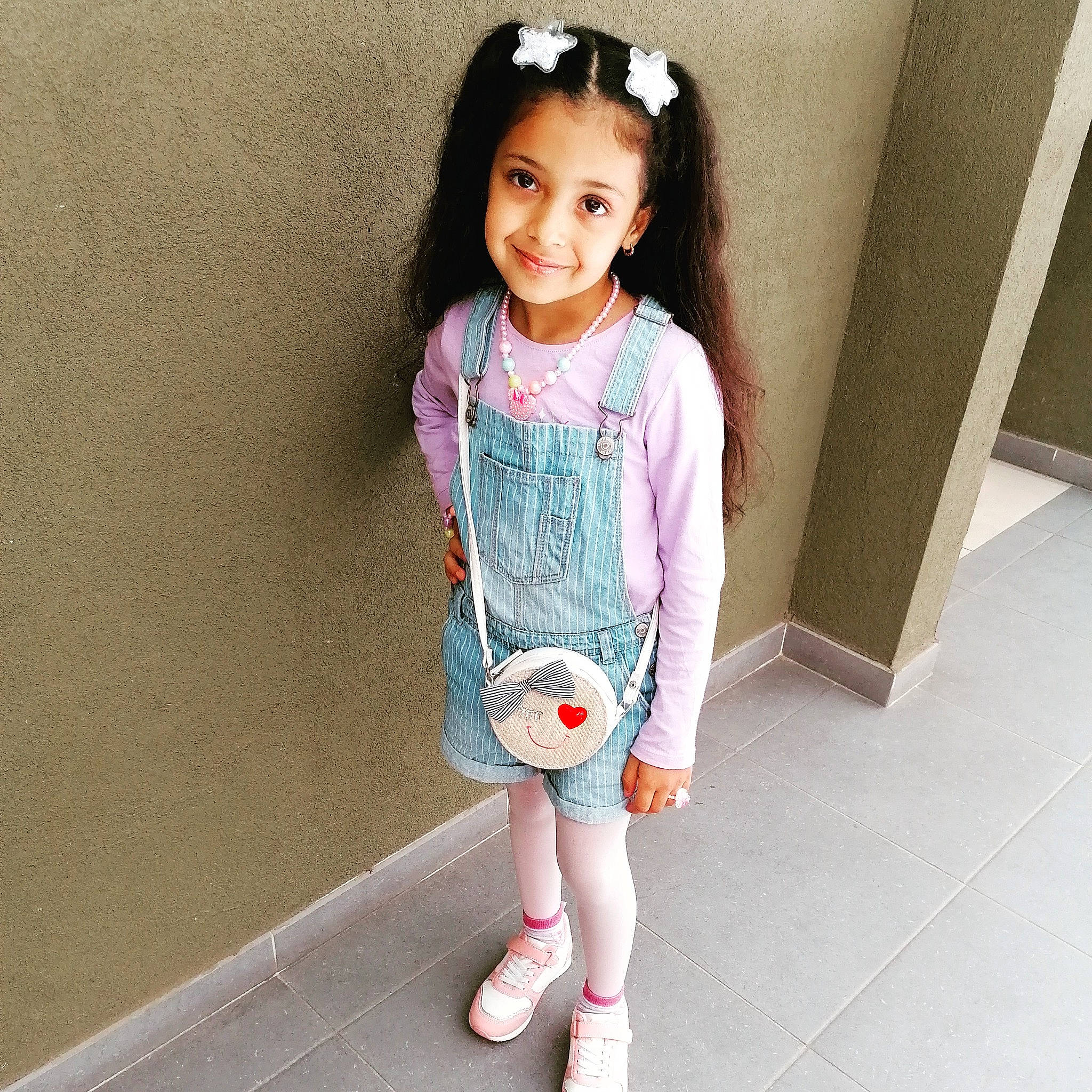 Yassmine participe au concours pour gagner de l'argent avec cette photo : arm, baby_toddler_clothing, face, fashion_accessory, happy, joy, knee, leg, magenta, pattern, person, pink, shorts, shoulder, sleeve, smile, sock, t_shirt, thigh, toddler