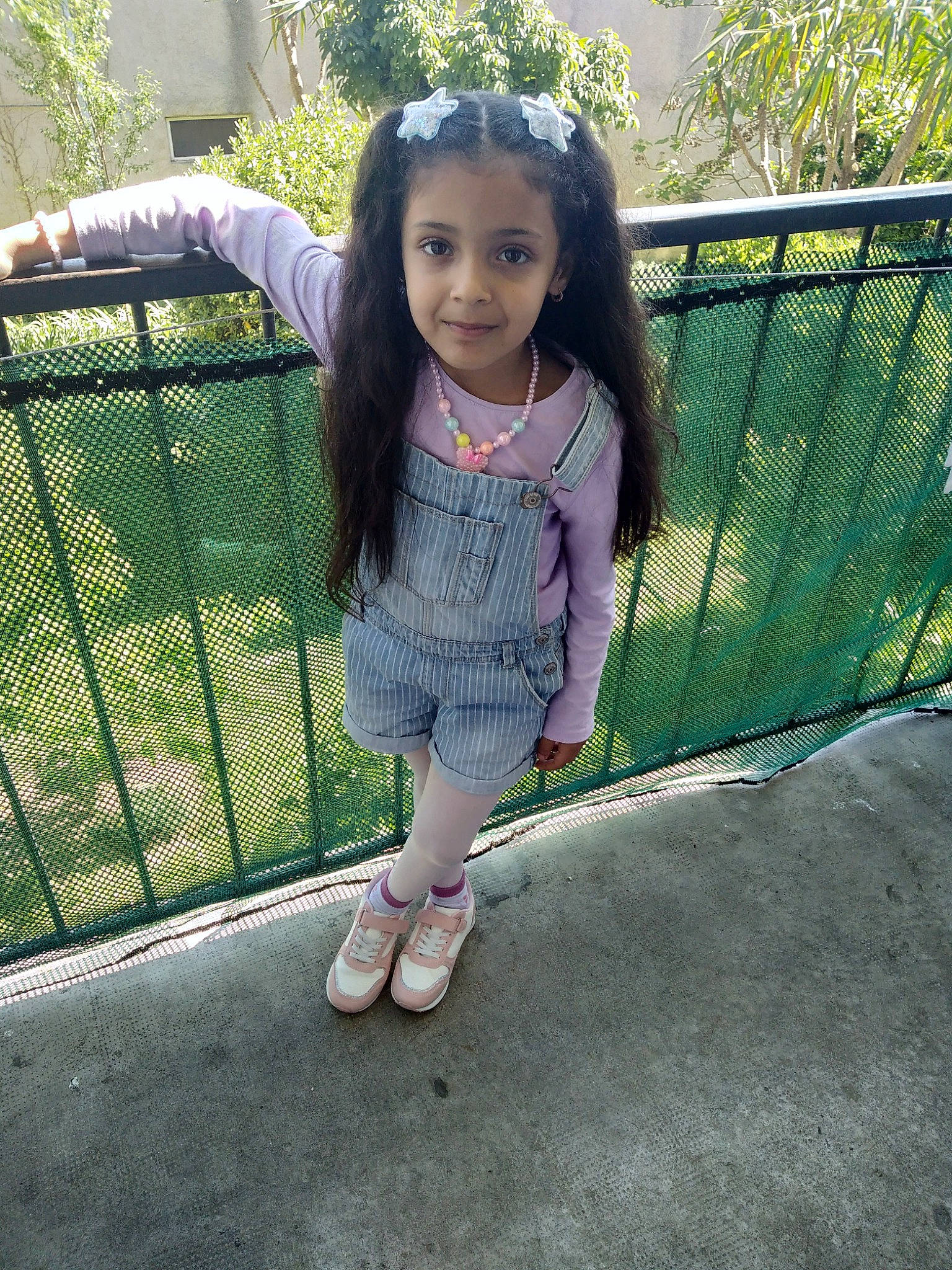 Yassmine a rejoint le concours — aidez-le/la à gagner de superbes lots ! denim, dress, eye, fence, fun, grass, hairstyle, happy, human_leg, leg, leisure, pattern, people_in_nature, person, plant, recreation, sitting, street_fashion, toddler, toy