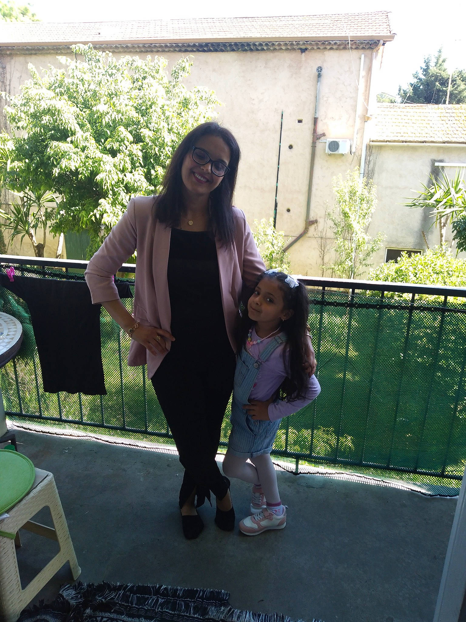 Yassmine participe au concours pour gagner de l'argent avec cette photo : backyard, bag, event, fence, fun, garden, grass, happy, joy, leisure, luggage_and_bags, person, plant, property, recreation, sandal, sitting, smile, t_shirt, toddler