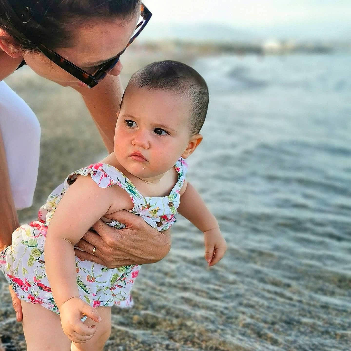 Margaux a rejoint le concours — aidez-le/la à gagner de superbes lots ! baby, baby_toddler_clothing, beach, child, eyewear, facial_expression, fun, gesture, goggles, grass, hairstyle, happy, leisure, people_in_nature, people_on_beach, person, skin, summer, sunglasses, toddler