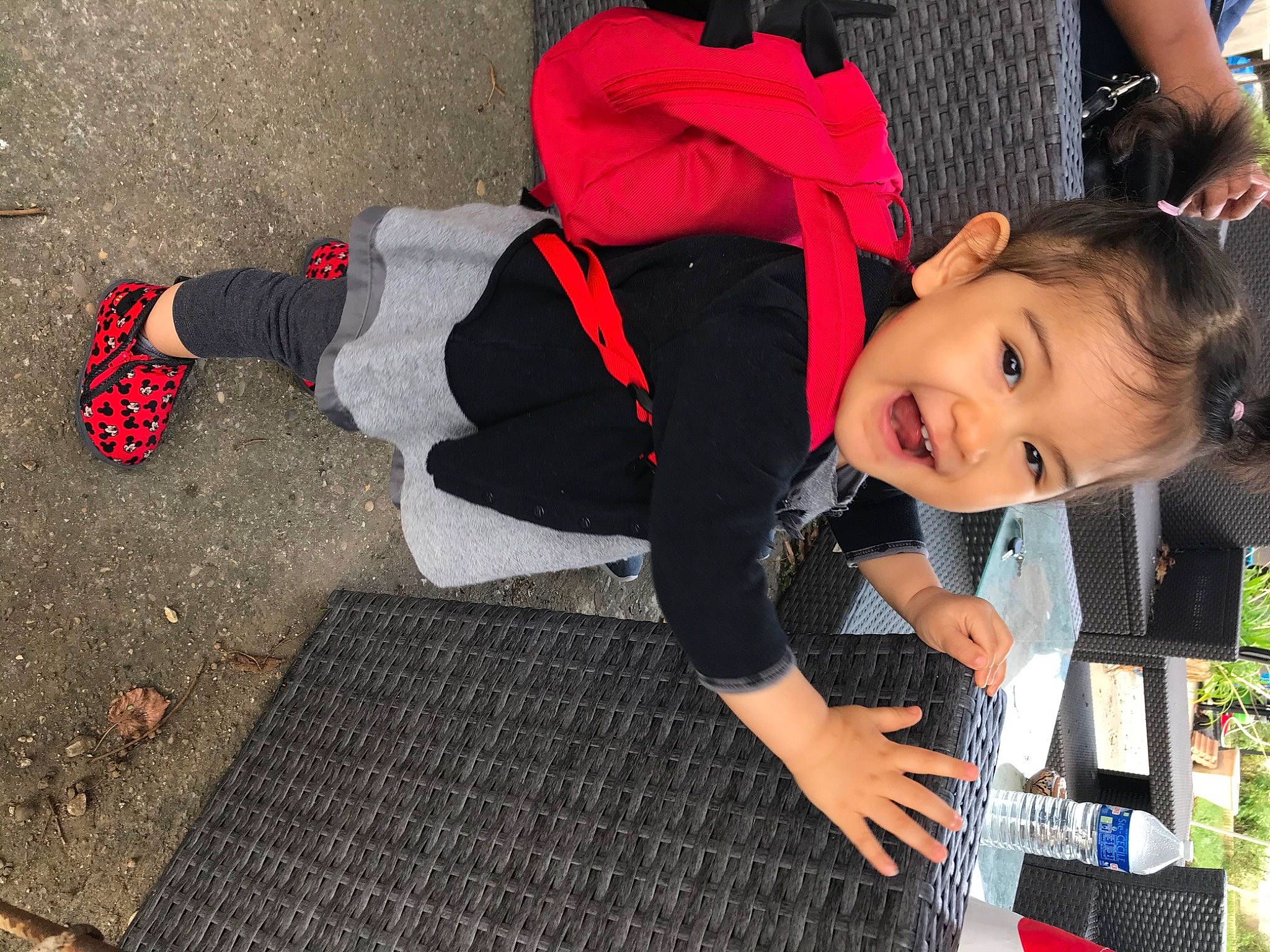 Kira a rejoint le concours — aidez-le/la à gagner de superbes lots ! asphalt, carmine, child, flooring, fun, grass, happy, human_leg, leisure, person, plant, play, recreation, red, road_surface, sitting, smile, sock, thigh, toddler