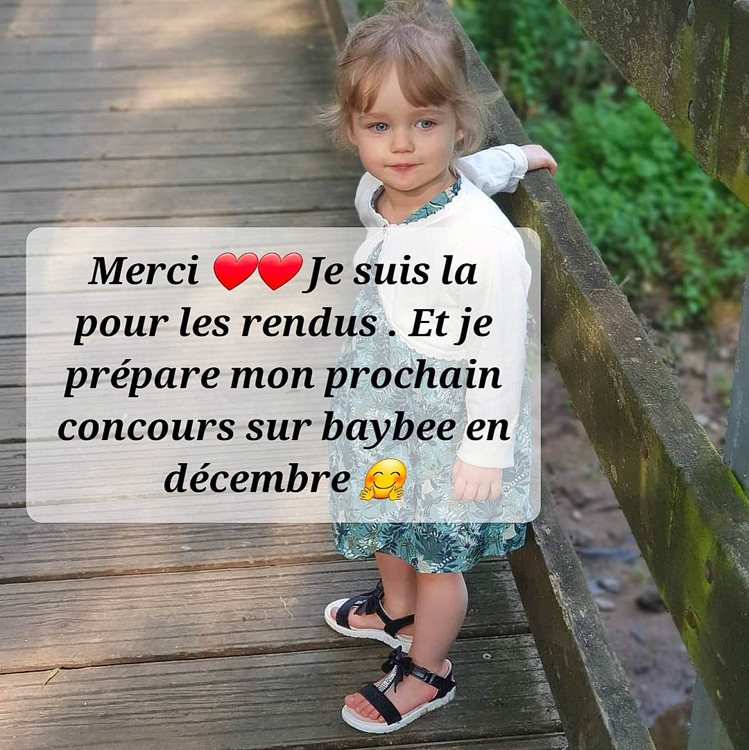 Elena a rejoint le concours — aidez-le/la à gagner de superbes lots ! blond, child, font, fun, grass, happy, leisure, pattern, person, photo_caption, plant, play, recreation, sandal, signage, sitting, sleeve, smile, t_shirt, toddler