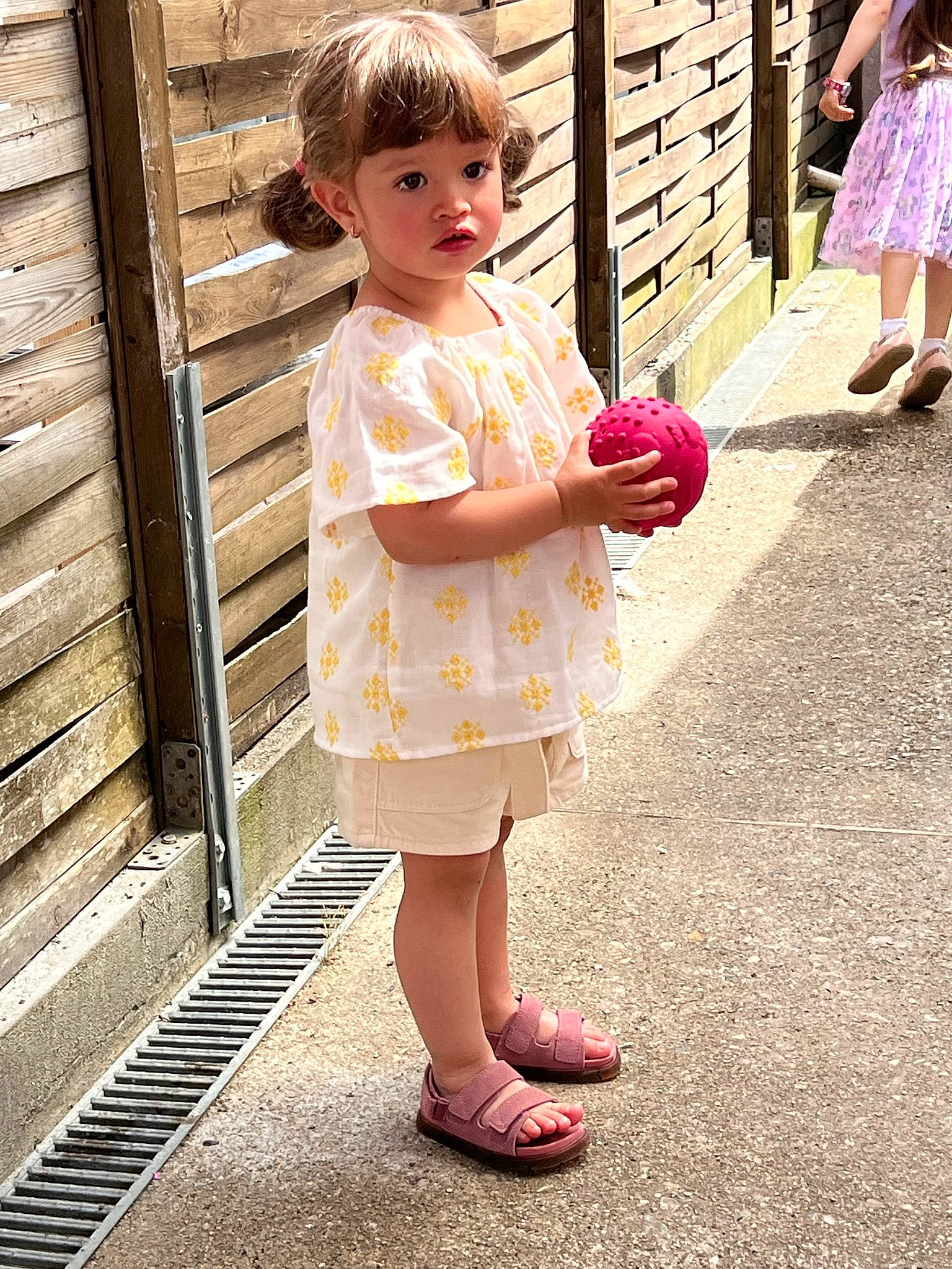 Béatrice a rejoint le concours — aidez-le/la à gagner de superbes lots ! baby_toddler_clothing, beauty, day_dress, dress, footwear, fun, happy, human_leg, joint, leg, magenta, people_in_nature, person, pink, sandal, shoe, sneakers, standing, toddler, waist