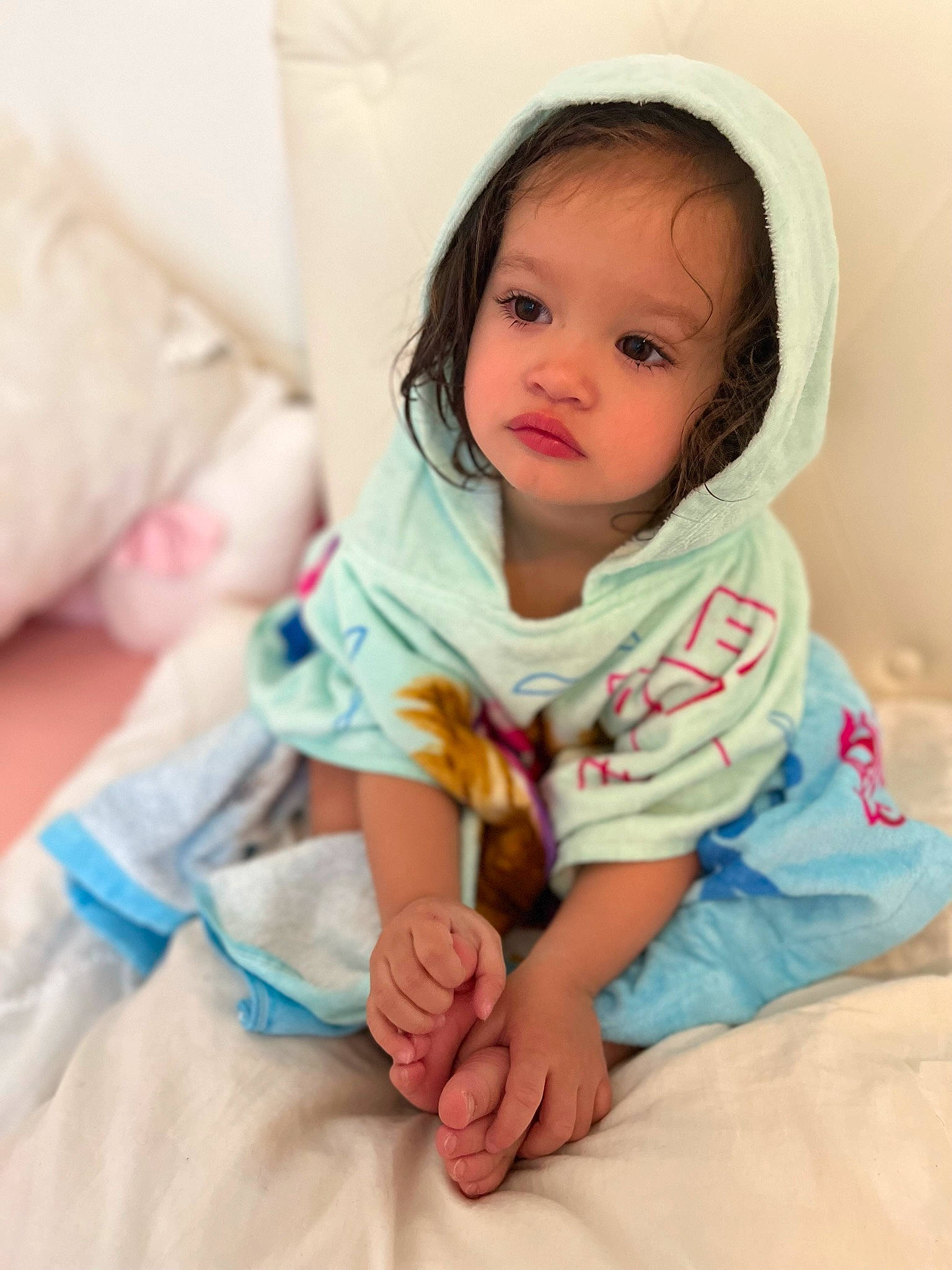 Béatrice a rejoint le concours — aidez-le/la à gagner de superbes lots ! baby, baby_toddler_clothing, cheek, child, chin, collar, comfort, face, finger, iris, linens, neck, nose, person, pink, product, room, skin, sleeve, t_shirt