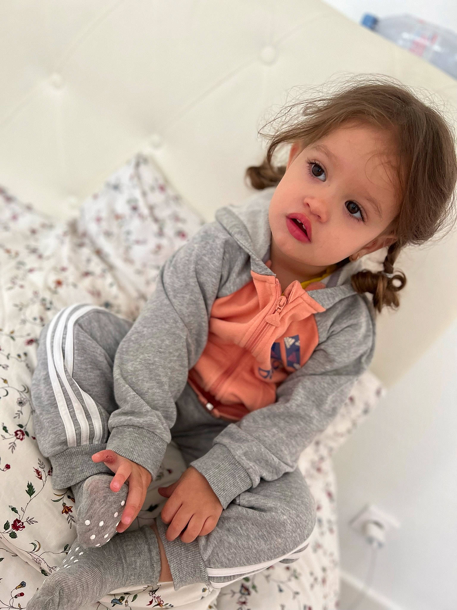 Béatrice a rejoint le concours — aidez-le/la à gagner de superbes lots ! baby_toddler_clothing, cheek, child, clothing, dress, facial_expression, fashion_design, flooring, grey, hair, happy, head, human, iris, lip, pattern, person, skin, sleeve, toddler