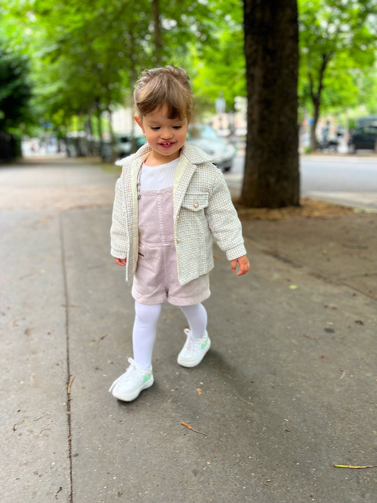 Béatrice participe au concours pour gagner de l'argent avec cette photo : asphalt, child, denim, fun, gesture, grass, happy, leisure, pattern, pedestrian, people_in_nature, person, plant, recreation, road, road_surface, sidewalk, sleeve, toddler, tree