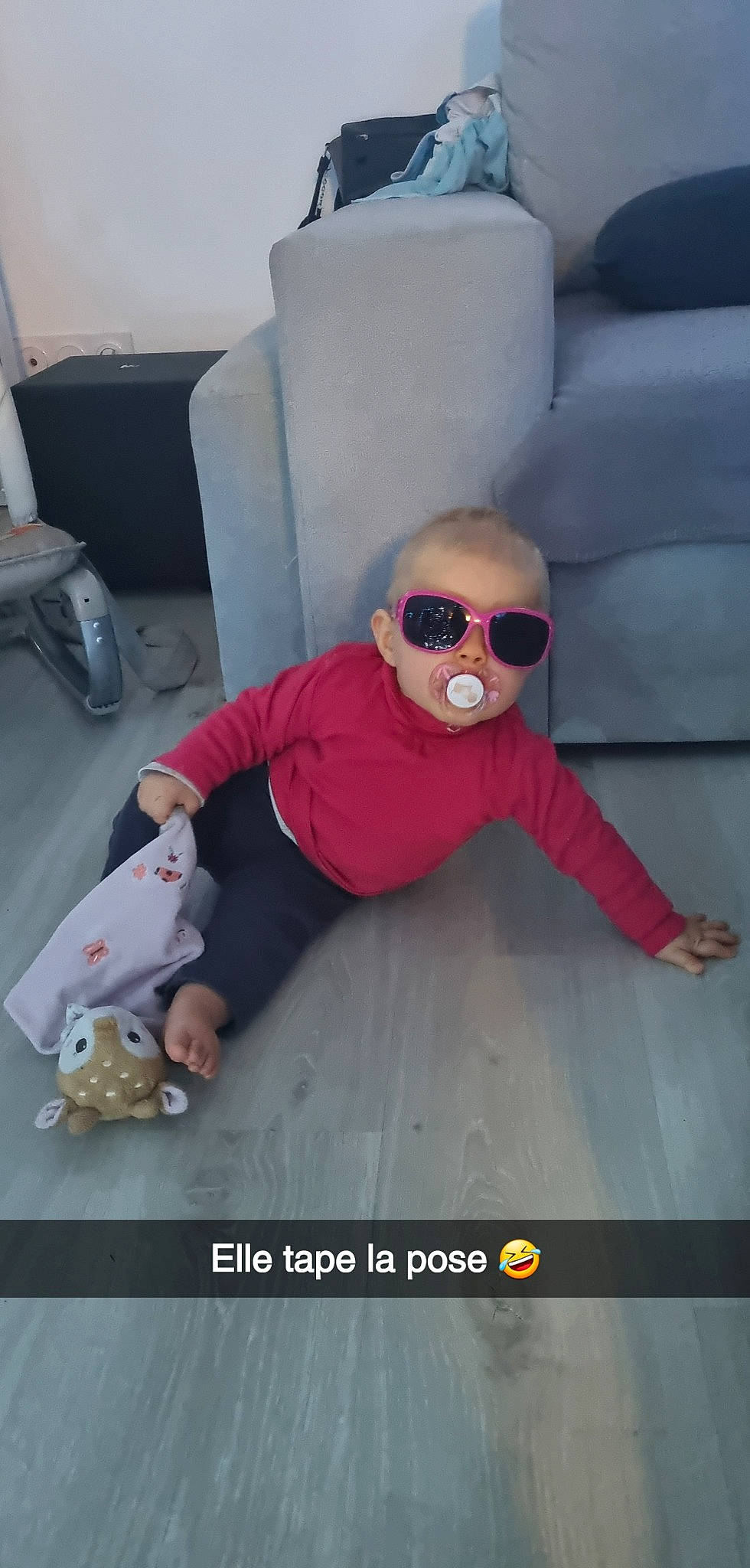 Naomy a rejoint le concours — aidez-le/la à gagner de superbes lots ! baby, baby_toddler_clothing, carmine, child, comfort, concrete, eyewear, flooring, font, fun, goggles, person, personal_protective_equipment, photo_caption, recreation, sitting, sunglasses, toddler, vertebrate, vision_care