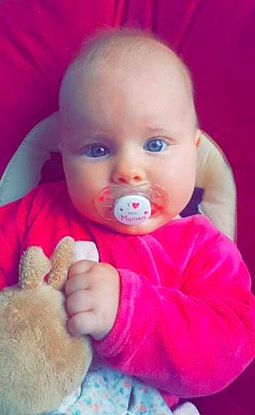 Naomy a rejoint le concours — aidez-le/la à gagner de superbes lots ! arm, baby, baby_toddler_clothing, cheek, chin, ear, eye, finger, gesture, hand, head, iris, lip, mammal, mouth, nose, person, skin, sleeve, standing