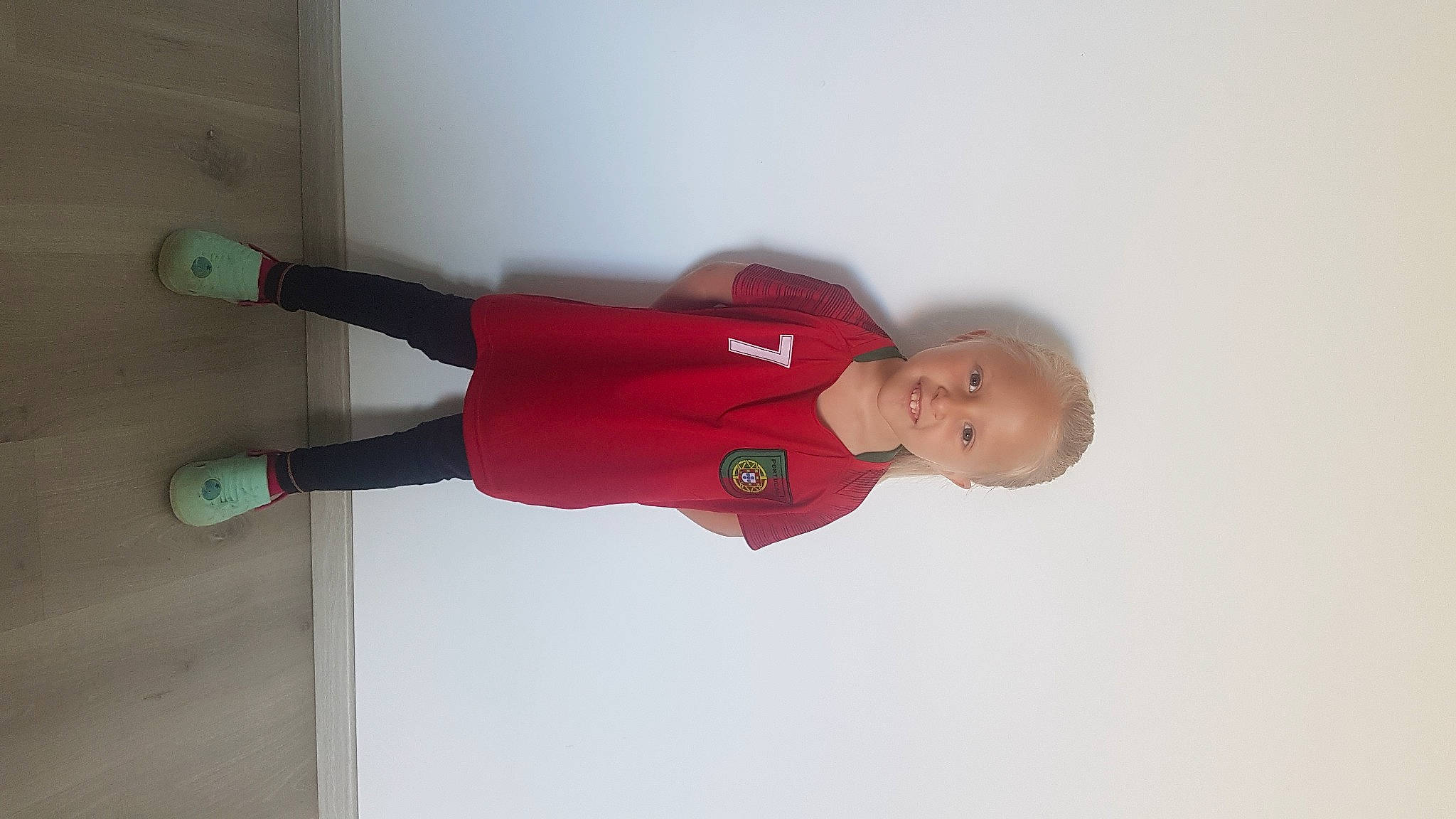 Maëlys a rejoint le concours — aidez-le/la à gagner de superbes lots ! balance, carmine, child, cleanliness, elbow, electric_blue, event, joy, knee, person, sleeve, sweatpant, toddler, walking_shoe