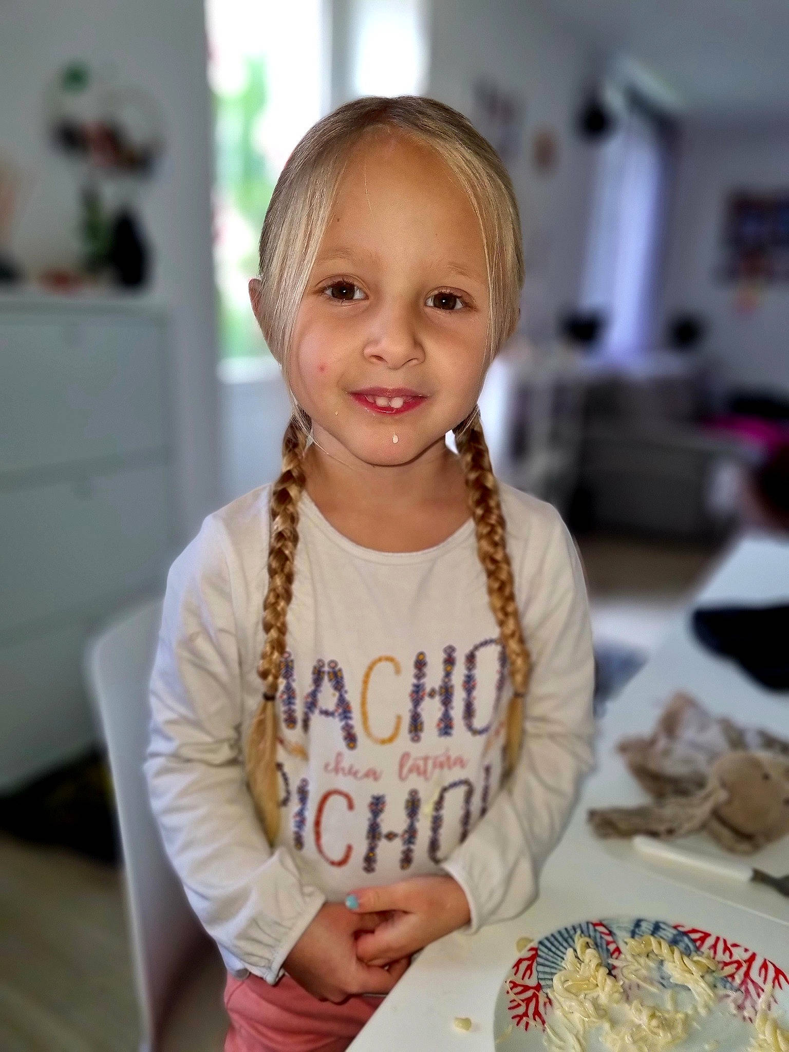 Maëlys participe au concours pour gagner de l'argent avec cette photo : baby_toddler_clothing, child, comfort_food, cooking, cuisine, dish, dishware, event, happy, jewellery, joy, necklace, person, plate, platter, serveware, sleeve, smile, t_shirt, table