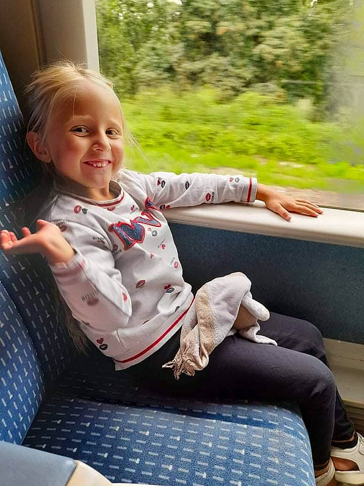 Maëlys a rejoint le concours — aidez-le/la à gagner de superbes lots ! baby_toddler_clothing, comfort, fun, grass, happy, human_leg, joy, lap, leisure, morning, pattern, person, plant, shoe, sitting, smile, sneakers, thigh, toddler, travel