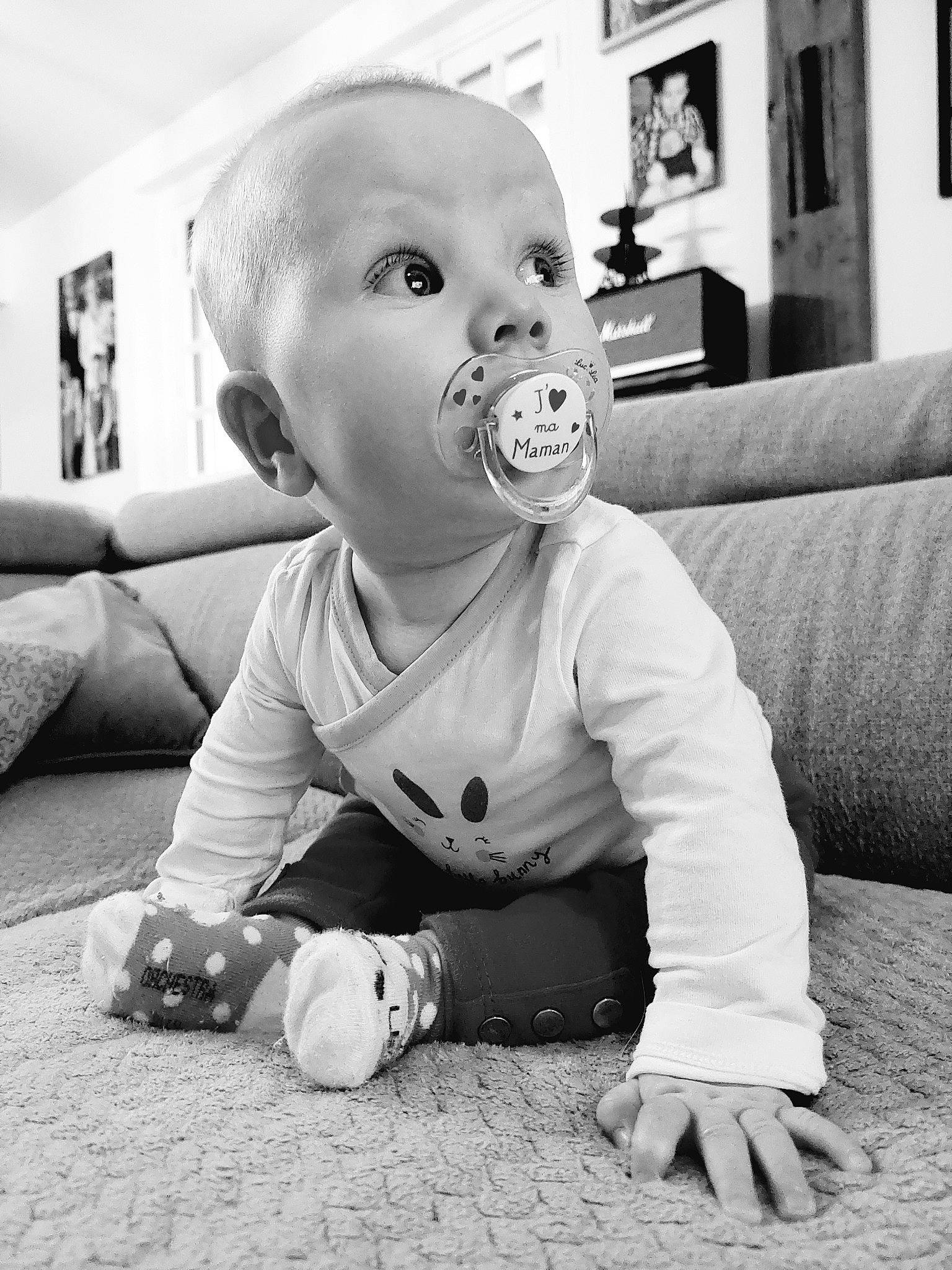 Charlye a rejoint le concours — aidez-le/la à gagner de superbes lots ! baby, baby_toddler_clothing, black, black_and_white, cheek, comfort, floor, flooring, grey, happy, mammal, monochrome, monochrome_photography, person, photograph, picture_frame, sleeve, standing, style, toddler