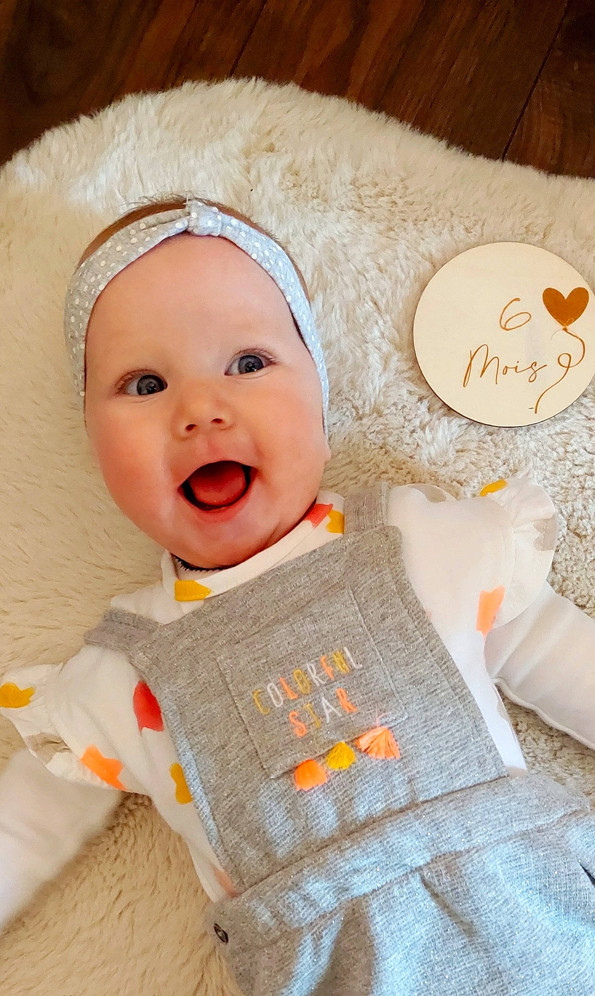 Charlye a rejoint le concours — aidez-le/la à gagner de superbes lots ! baby, baby_sleeping, baby_toddler_clothing, cap, cheek, chin, comfort, eye, face, facial_expression, happy, head, headgear, headwear, nose, orange, person, skin, sleeve, smile