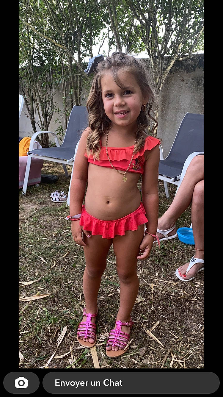 Lily a rejoint le concours — aidez-le/la à gagner de superbes lots ! abdomen, brassiere, chest, face, footwear, grass, hair, happy, joy, leg, leisure, person, pink, plant, shorts, smile, swimwear, thigh, tree, trunk