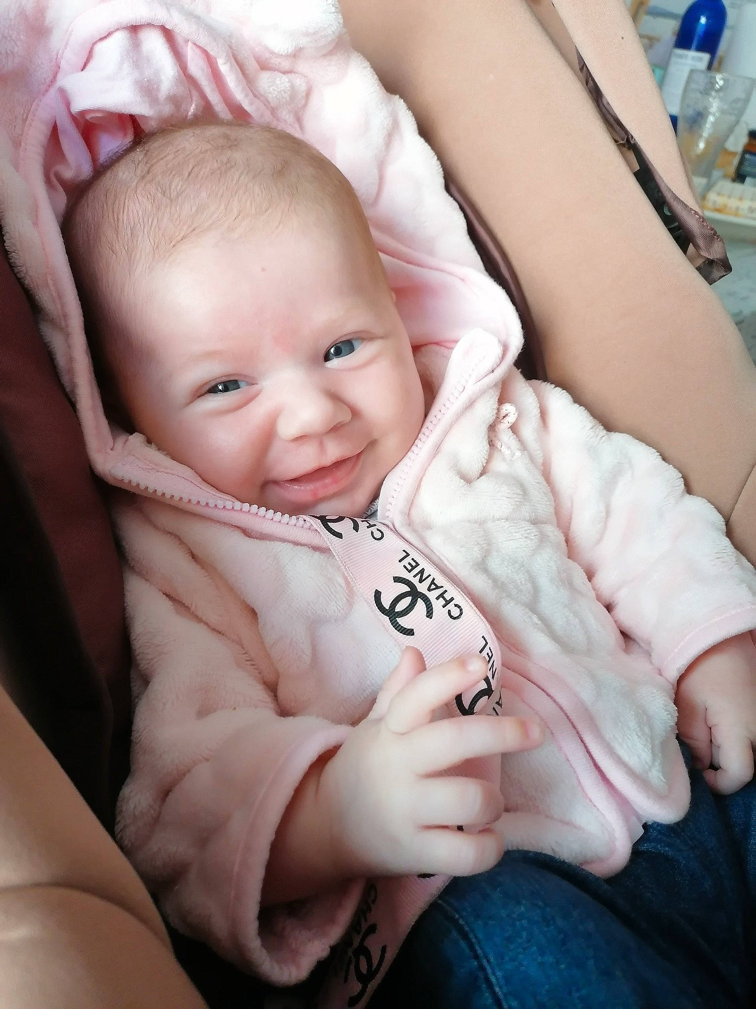 Cassandra a rejoint le concours — aidez-le/la à gagner de superbes lots ! baby, baby_toddler_clothing, blue, cheek, chin, comfort, eye, eyebrow, face, finger, gesture, hand, head, iris, lip, mouth, muscle, person, skin, smile