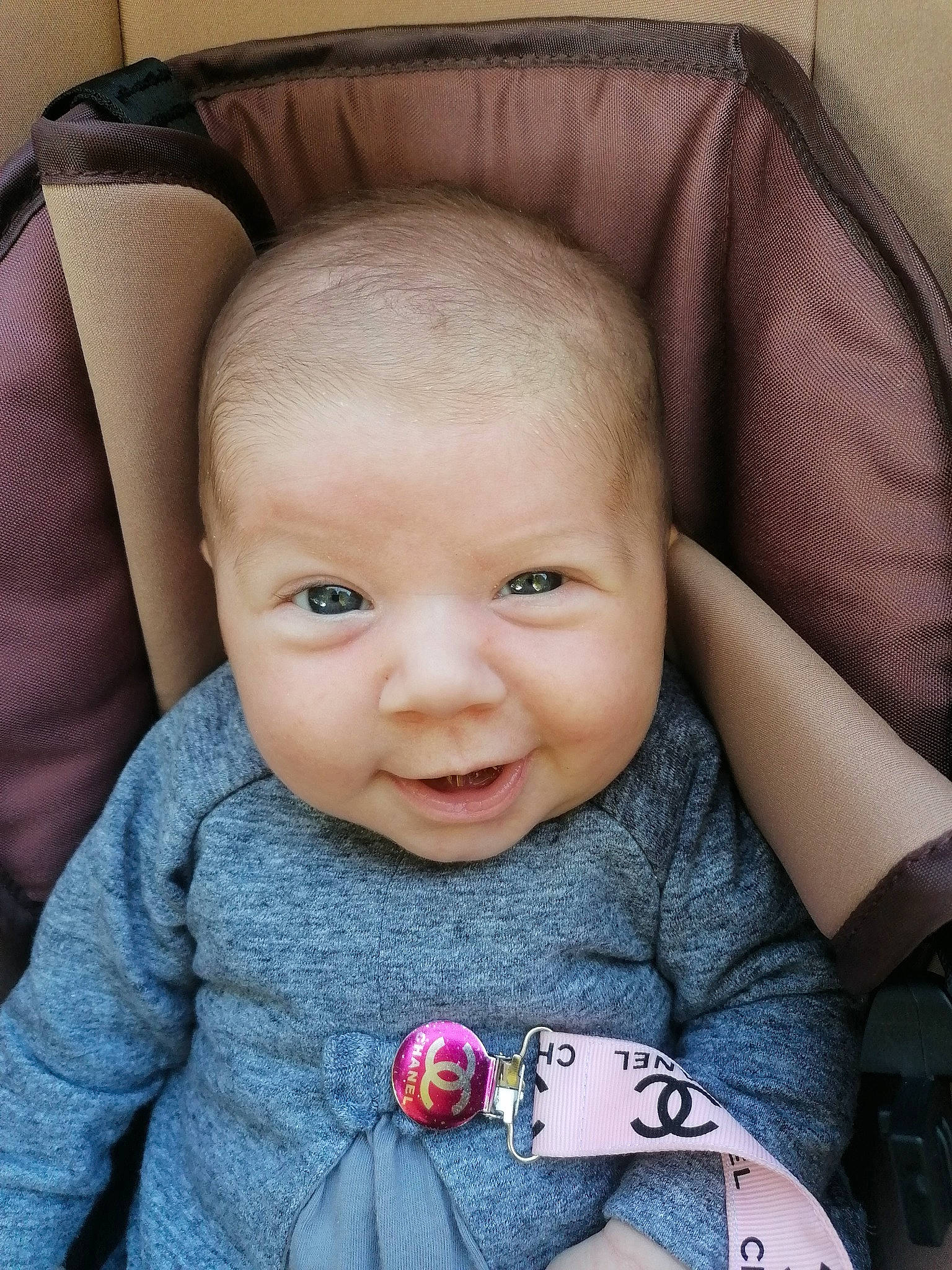 Cassandra a rejoint le concours — aidez-le/la à gagner de superbes lots ! baby, baby_toddler_clothing, black, cheek, comfort, eye, eyelash, iris, lip, mammal, mouth, nose, organ, outerwear, person, product, skin, sleeve, smile, textile