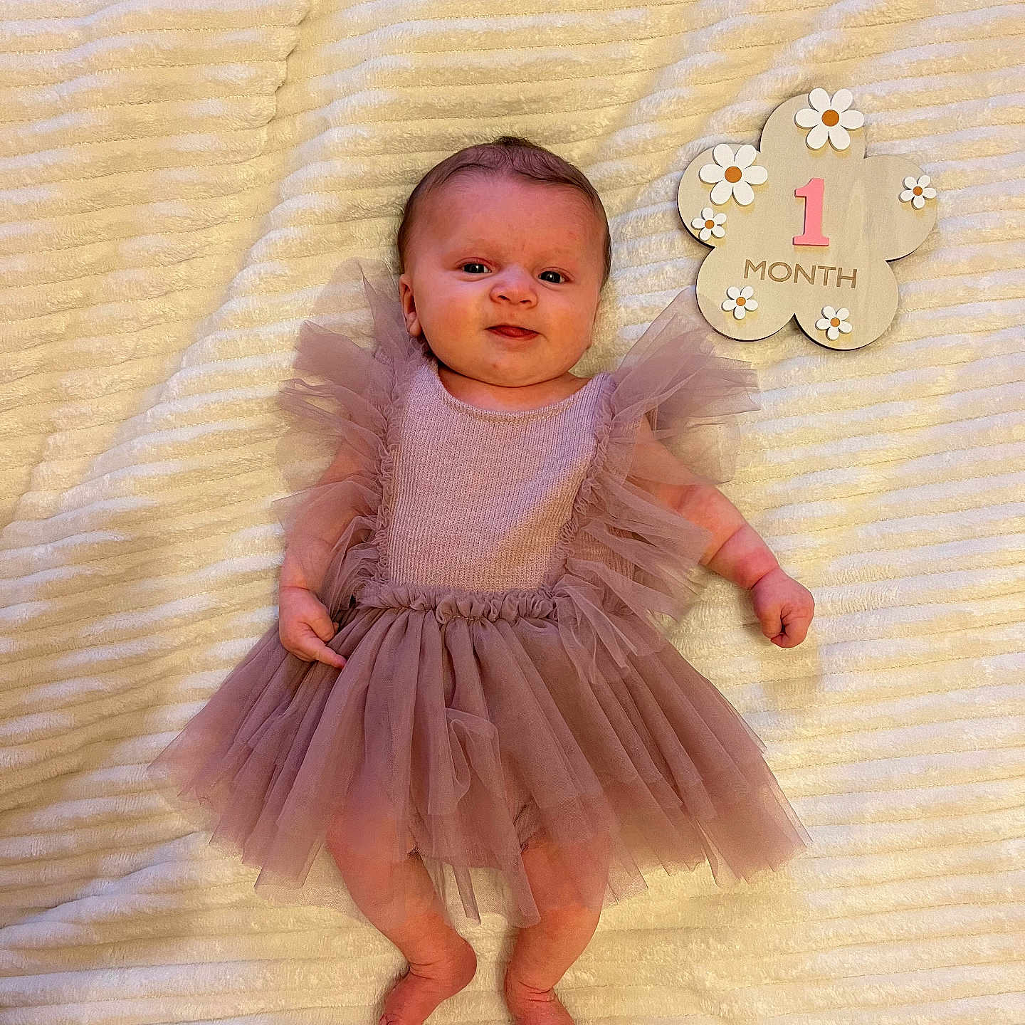 Mïa a rejoint le concours — aidez-le/la à gagner de superbes lots ! adorable, baby, blanket, cozy, dress, eyes, feet, floral_sign, hands, head, infant, lying_down, milestone_sign, newborn, one_month, pink, portrait, smiling, soft_texture, tutu_dress