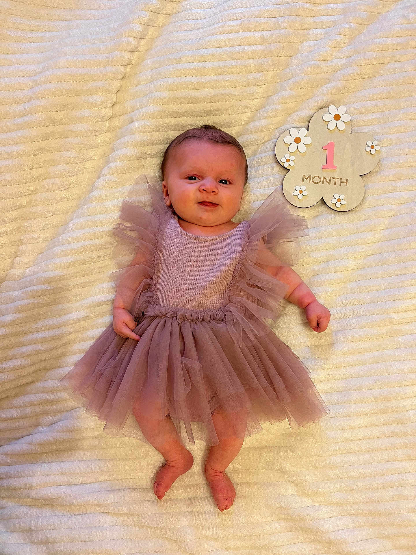 Mïa a rejoint le concours — aidez-le/la à gagner de superbes lots ! baby, infant, newborn, one_month, milestone_sign, tutu_dress, dress, blanket, cozy, soft_texture, floral_sign, pink, adorable, smiling, portrait, lying_down, feet, hands, head, eyes