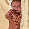Mïa participe au concours pour gagner de l'argent avec cette photo : baby, bed, bedding, blanket, cozy, cute, eyes, face, gaze, hands, indoors, infant, lying_down, newborn, onesie, plush, portrait, sleep_suit, sleepwear, soft_texture