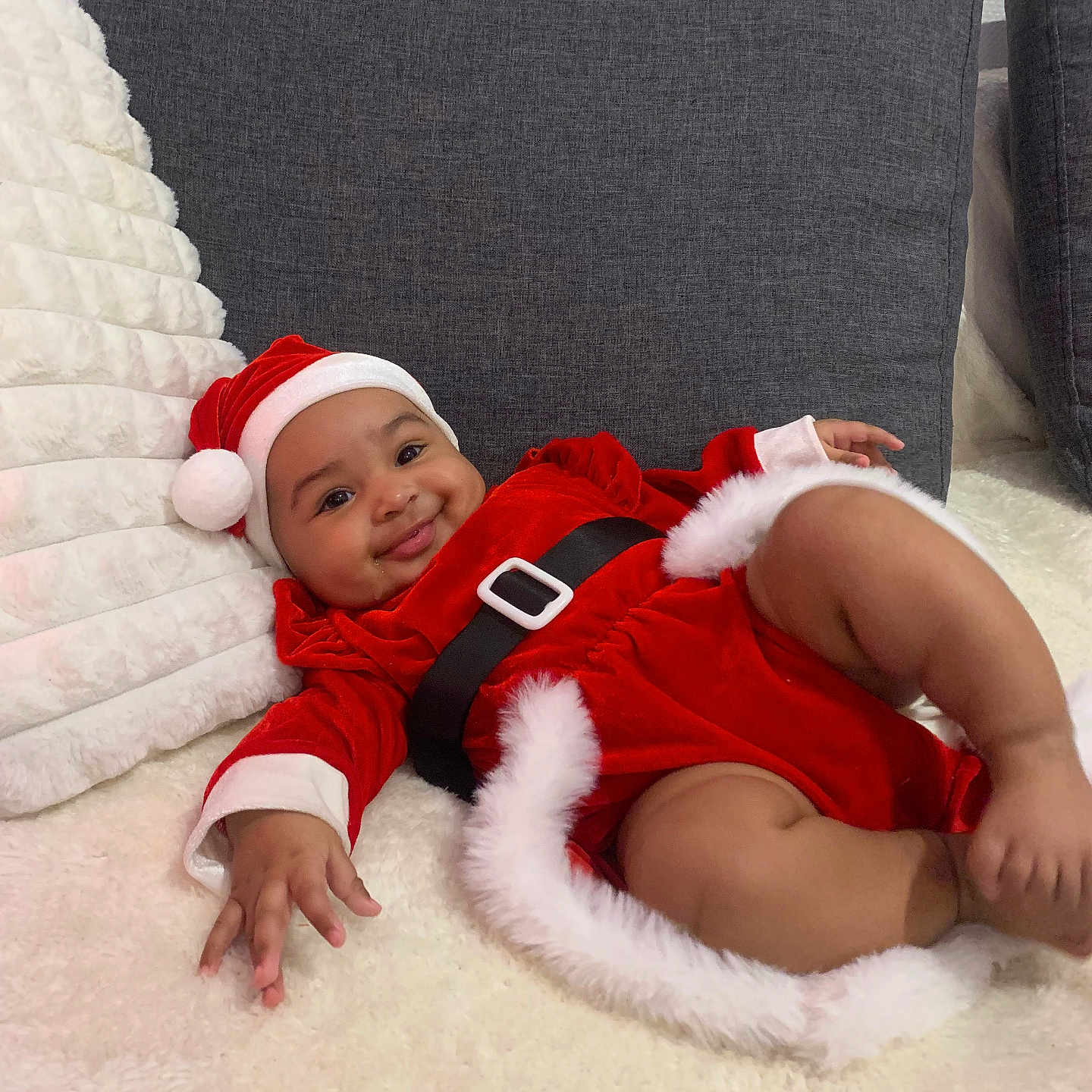 Azzura a rejoint le concours — aidez-le/la à gagner de superbes lots ! baby, black_belt, blanket, child, christmas_costume, couch, cushion, cute, festive, happy, holiday, indoors, infant, person, portrait, red_clothing, relaxing, santa_hat, smile, white_fur_trim