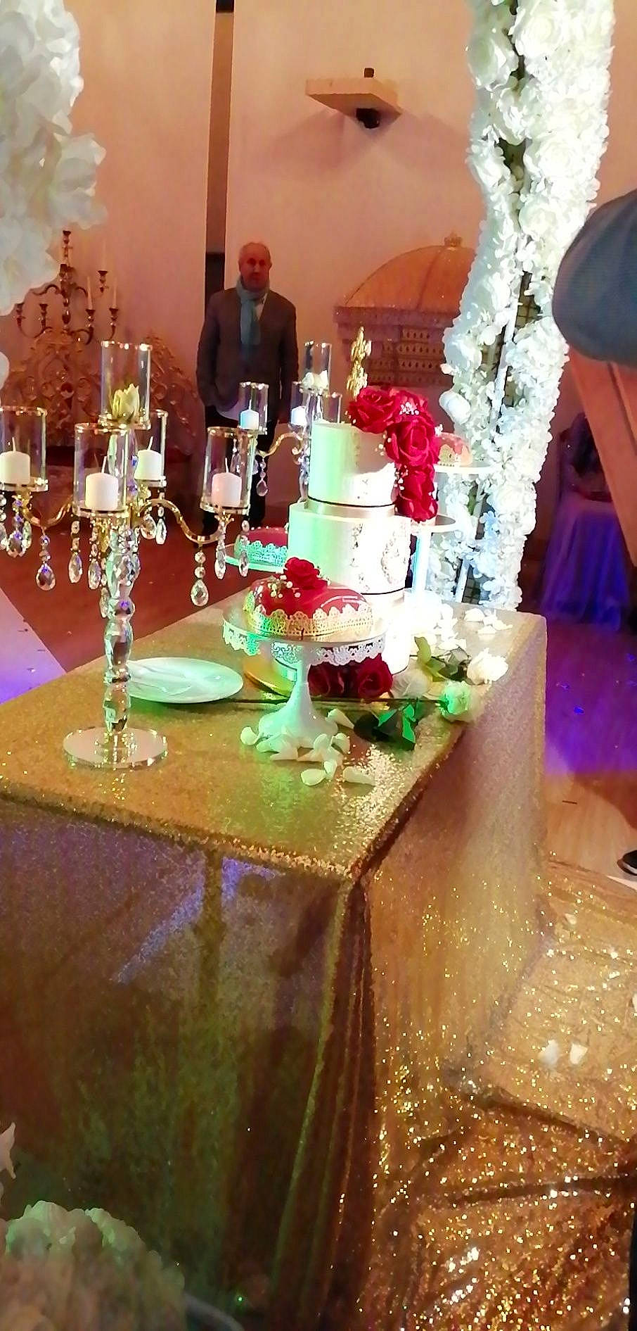 Marcelino a rejoint le concours — aidez-le/la à gagner de superbes lots ! centrepiece, champagne_stemware, decoration, drinkware, event, flower, flower_arranging, interior_design, lighting, linens, magenta, person, petal, plate, serveware, stemware, table, tablecloth, tableware, textile