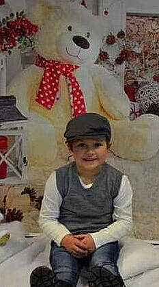 Timéo a rejoint le concours — aidez-le/la à gagner de superbes lots ! child, headgear, headwear, joy, person, smile, stuffed_toy, teddy_bear, toddler