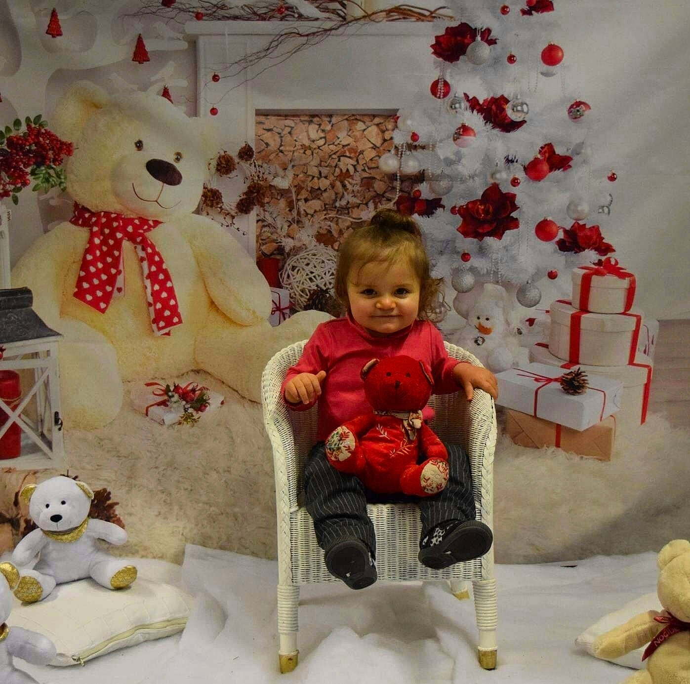 Chelsie a rejoint le concours — aidez-le/la à gagner de superbes lots ! child, doll, furniture, person, red, room, sitting, stuffed_toy, teddy_bear, toddler, toy