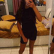 Chaïnez a rejoint le concours — aidez-le/la à gagner de superbes lots ! child, girl, mirror, selfie, phone, bedroom, bed, pillow, curtain, dresser, floor, tiles, slippers, black_clothing, headband, reflection, indoor, person, young, casual