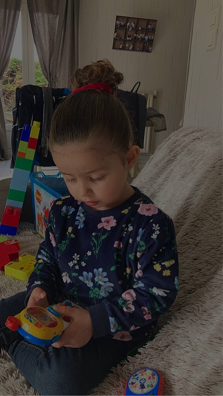 Zina a rejoint le concours — aidez-le/la à gagner de superbes lots ! baby_toddler_clothing, chair, child, couch, curtain, flooring, fun, linens, pattern, person, picture_frame, play, room, sitting, sleeve, sock, textile, toddler, vacation