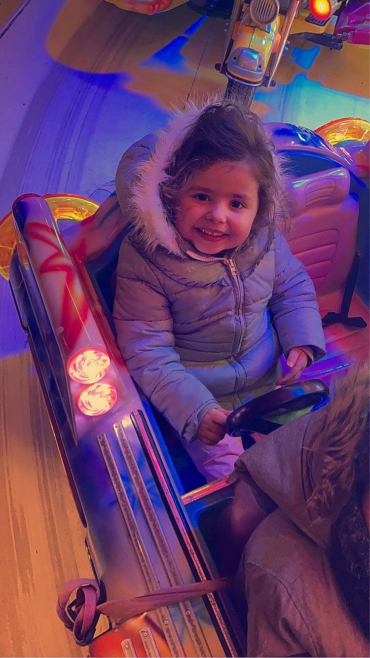 Zina a rejoint le concours — aidez-le/la à gagner de superbes lots ! amusement_ride, blue, child, city, electric_blue, entertainment, event, flash_photography, fun, happy, human_body, joy, leisure, magenta, nonbuilding_structure, outdoor_play_equipment, person, purple, recreation, sitting